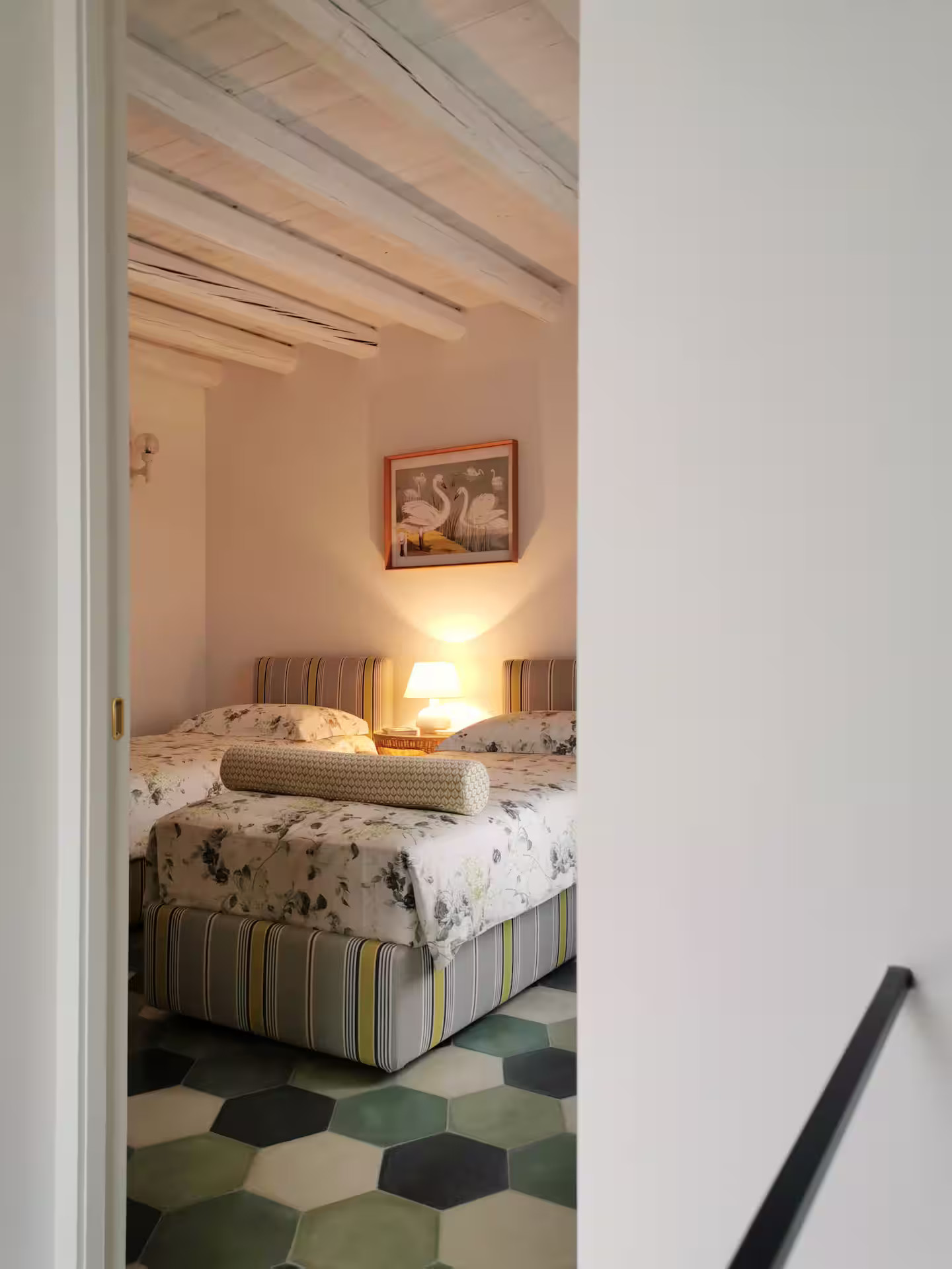 chambre avec poutres appartement Lecce Italie dans un ancien palais décoration design et vintage sol tomettes vertes blanches et noires chambre avec poutres appartement Lecce Italie dans un ancien palais décoration design et vintage sol tomettes vertes blanches et noires