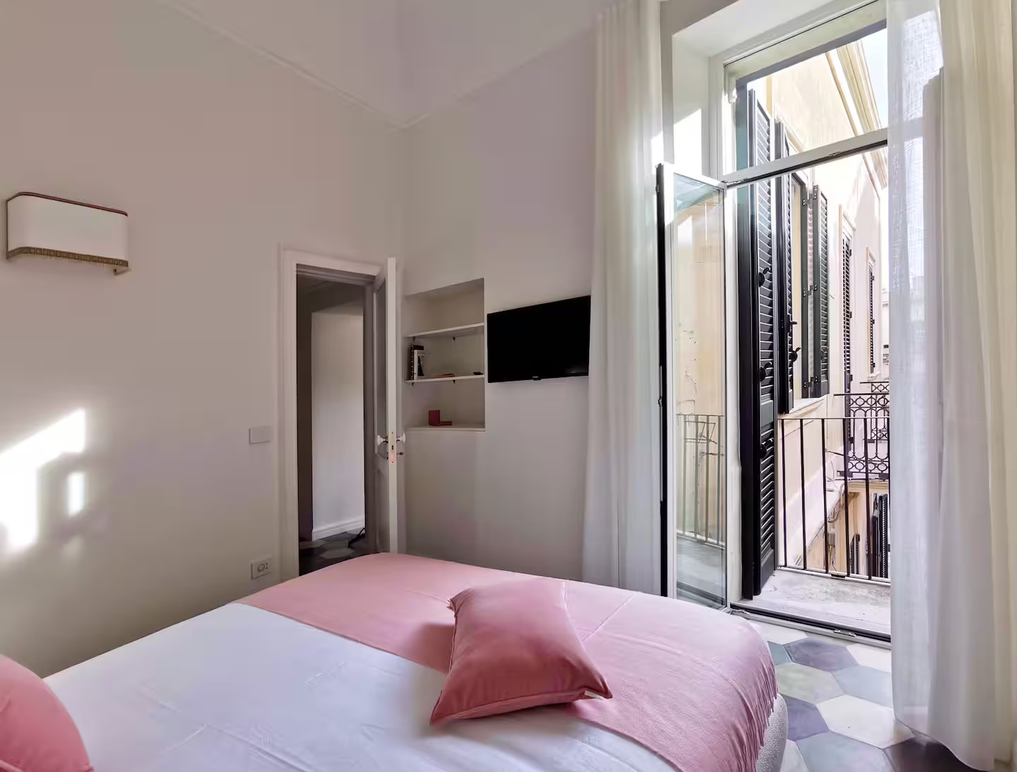 chambre appartement Lecce Italie dans un ancien palais décoration design et vintage sol tomettes vertes blanches et noires chambre appartement Lecce Italie dans un ancien palais décoration design et vintage sol tomettes vertes blanches et noires