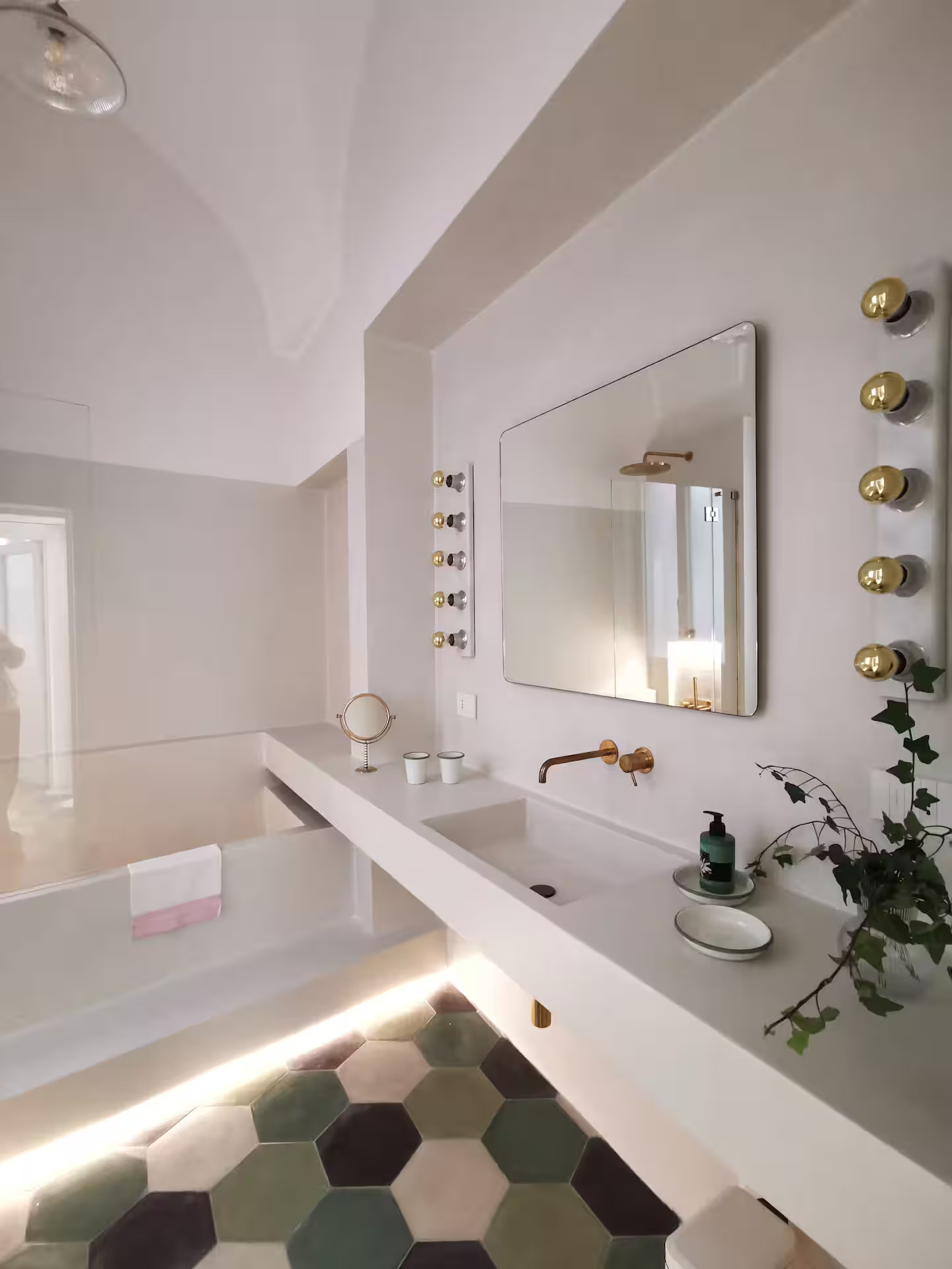 salle de bain appartement Lecce Italie dans un ancien palais décoration design sol tomettes vertes blanches et noires salle de bain appartement Lecce Italie dans un ancien palais décoration design sol tomettes vertes blanches et noires