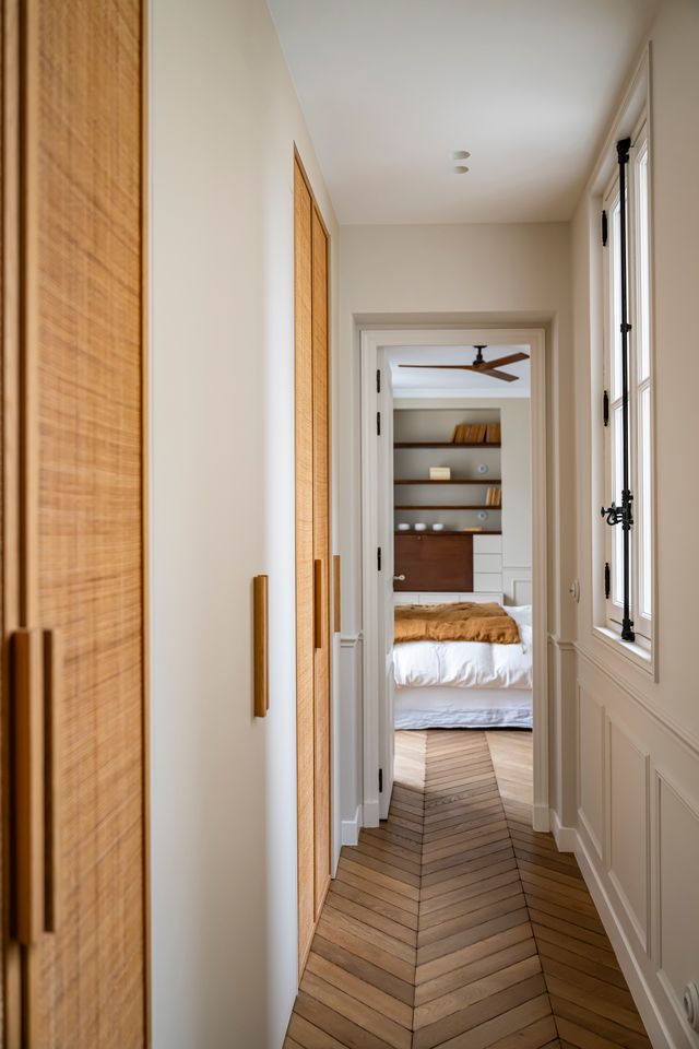couloir appartement haussmannien décoration contemporaine Paris Photo : ©Julien Pepy couloir appartement haussmannien décoration contemporaine Paris Photo : ©Julien Pepy