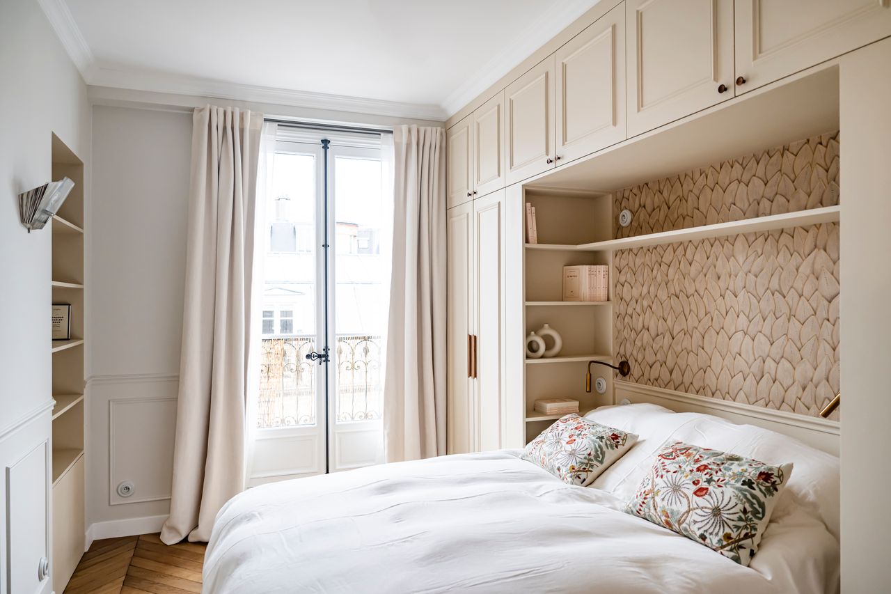 chambre avec meuble-pont appartement haussmannien décoration contemporaine Paris Photo : ©Julien Pepy chambre avec meuble-pont appartement haussmannien décoration contemporaine Paris Photo : ©Julien Pepy