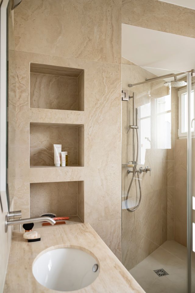 salle de bain marbre beige appartement haussmannien décoration contemporaine Paris Photo : ©Julien Pepy salle de bain marbre beige appartement haussmannien décoration contemporaine Paris Photo : ©Julien Pepy