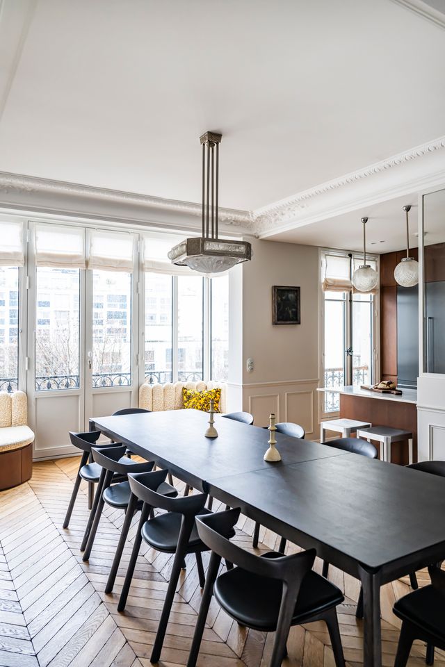 salle à manger et cuisine semi ouverte appartement haussmannien décoration contemporaine Paris Photo : ©Julien Pepy salle à manger et cuisine semi ouverte appartement haussmannien décoration contemporaine Paris Photo : ©Julien Pepy