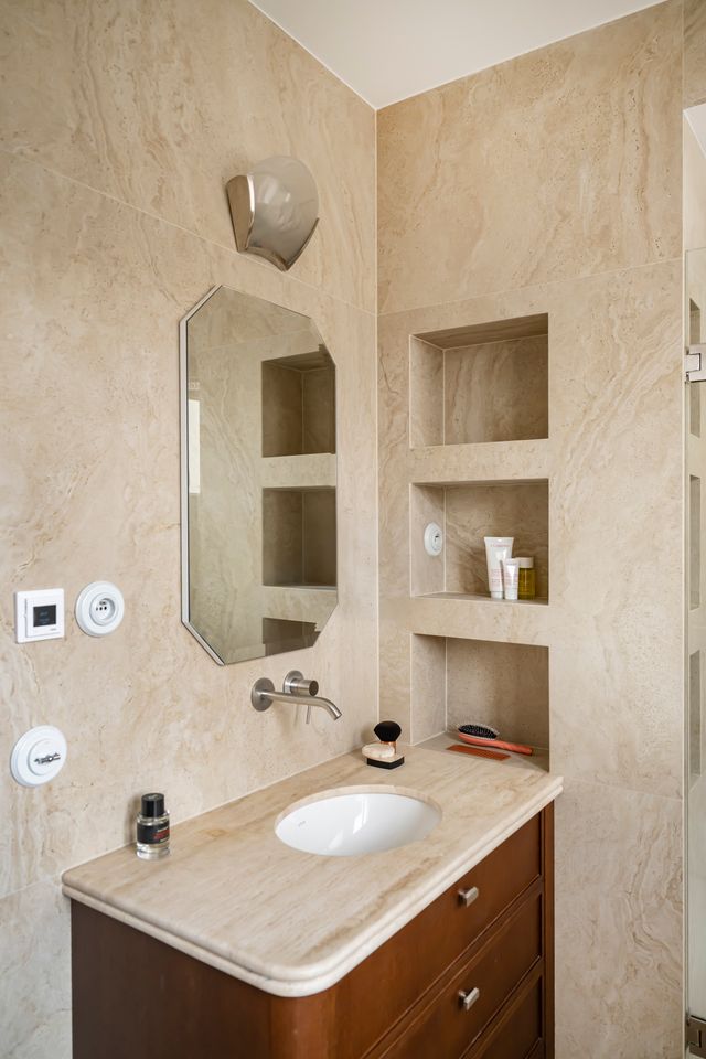 salle de bain marbre beige appartement haussmannien décoration contemporaine Paris Photo : ©Julien Pepy salle de bain marbre beige appartement haussmannien décoration contemporaine Paris Photo : ©Julien Pepy