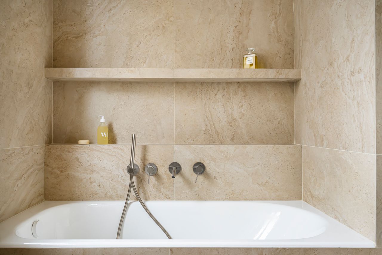 salle de bain marbre beige appartement haussmannien décoration contemporaine Paris Photo : ©Julien Pepy salle de bain marbre beige appartement haussmannien décoration contemporaine Paris Photo : ©Julien Pepy