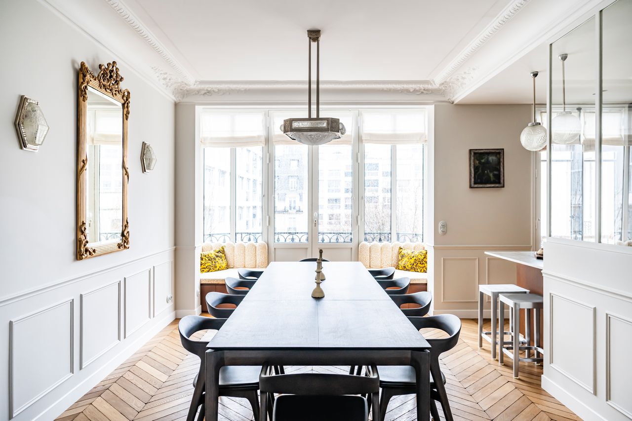 salle à manger et cuisine semi ouverte appartement haussmannien décoration contemporaine Paris Photo : ©Julien Pepy salle à manger et cuisine semi ouverte appartement haussmannien décoration contemporaine Paris Photo : ©Julien Pepy