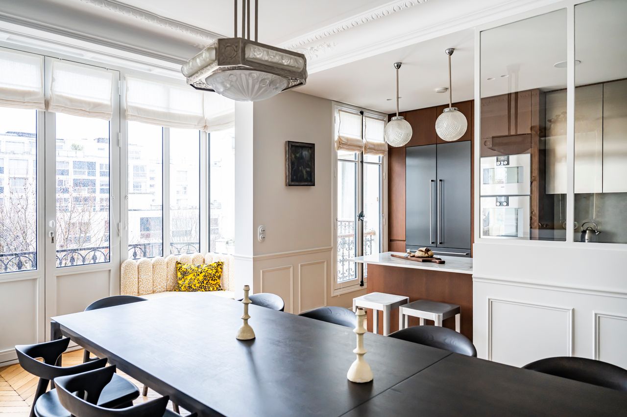 salle à manger et cuisine semi ouverte appartement haussmannien décoration contemporaine Paris Photo : ©Julien Pepy salle à manger et cuisine semi ouverte appartement haussmannien décoration contemporaine Paris Photo : ©Julien Pepy