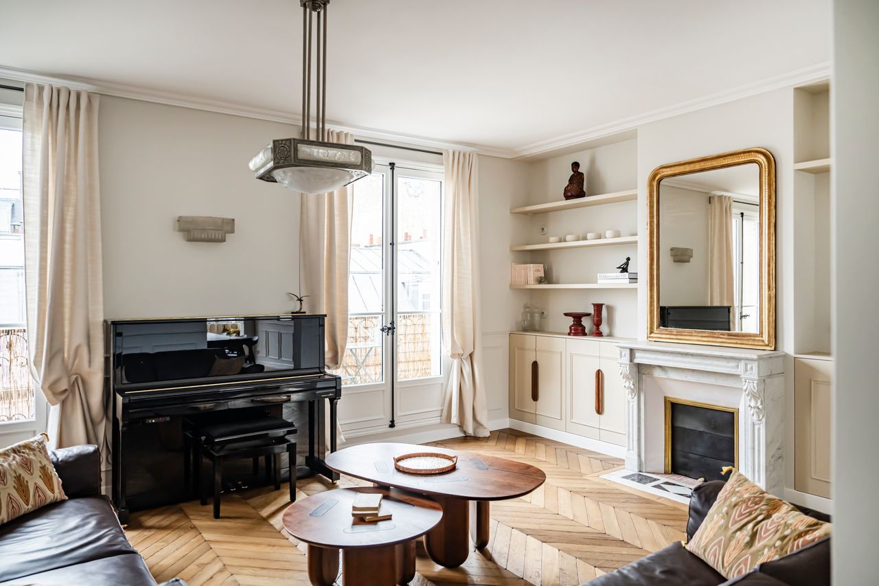 salon avec cheminée ancienne et piano appartement haussmannien décoration contemporaine Paris Photo : ©Julien Pepy salon avec cheminée ancienne et piano appartement haussmannien décoration contemporaine Paris Photo : ©Julien Pepy