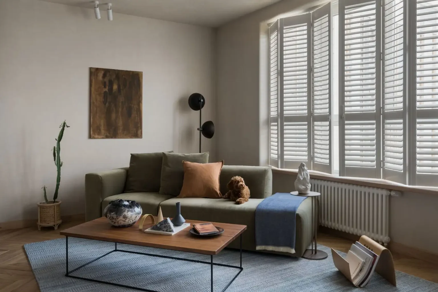 salon avec volets intérieurs type shutters décoration contemporaine inspirée par la mer salon avec volets intérieurs type shutters décoration contemporaine inspirée par la mer
