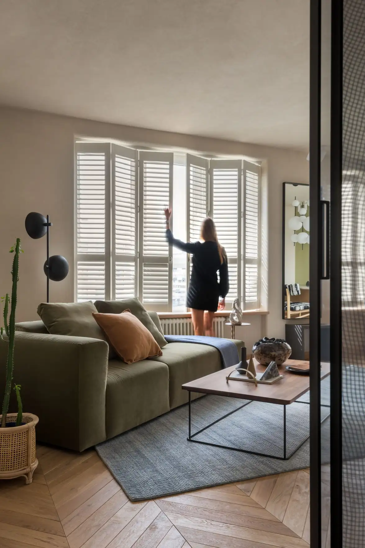 salon avec volets intérieurs type shutters décoration contemporaine inspirée par la mer salon avec volets intérieurs type shutters décoration contemporaine inspirée par la mer