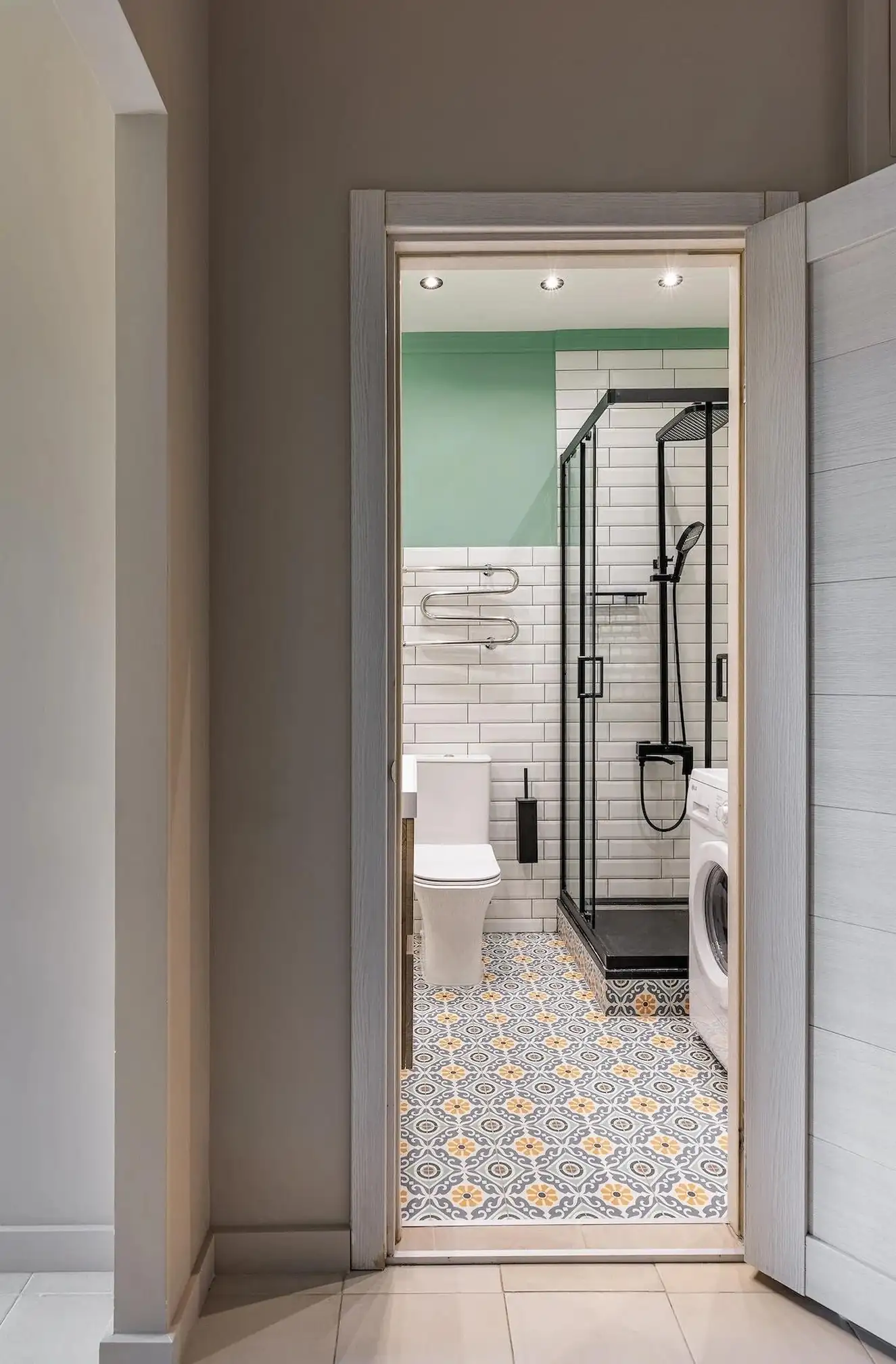 salle de bain verte sol carreaux vintage carrelage métro blanc décoration contemporaine studio 39m2