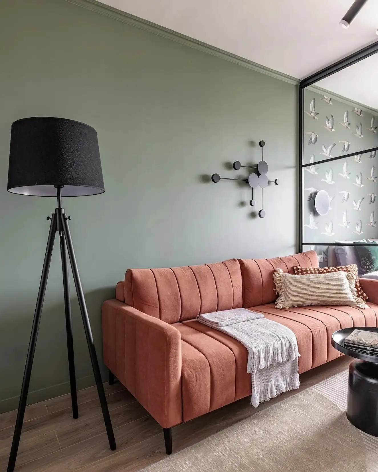 salon et chambre papier-peint vert avec des oies décoration contemporaine studio 39m2