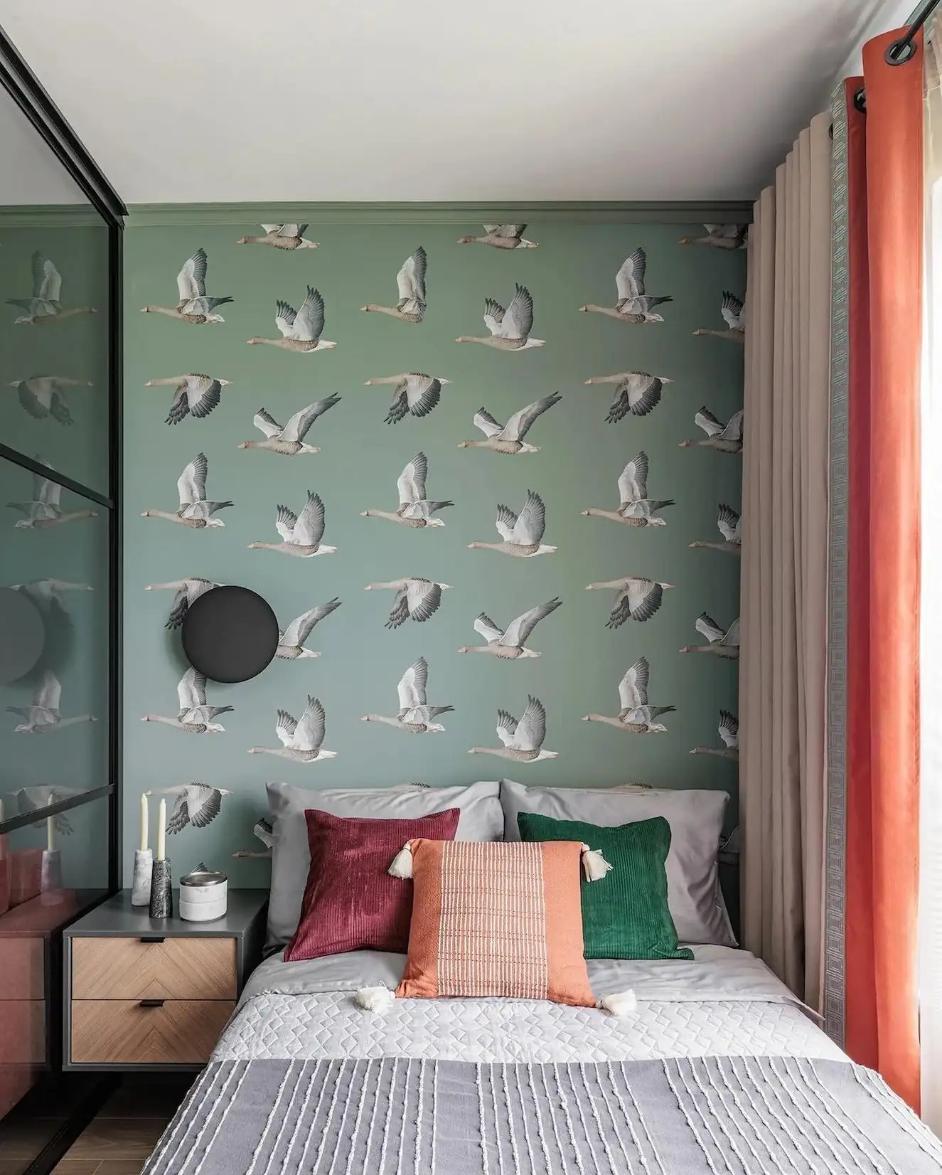 chambre papier-peint vert avec des oies décoration contemporaine studio 39m2