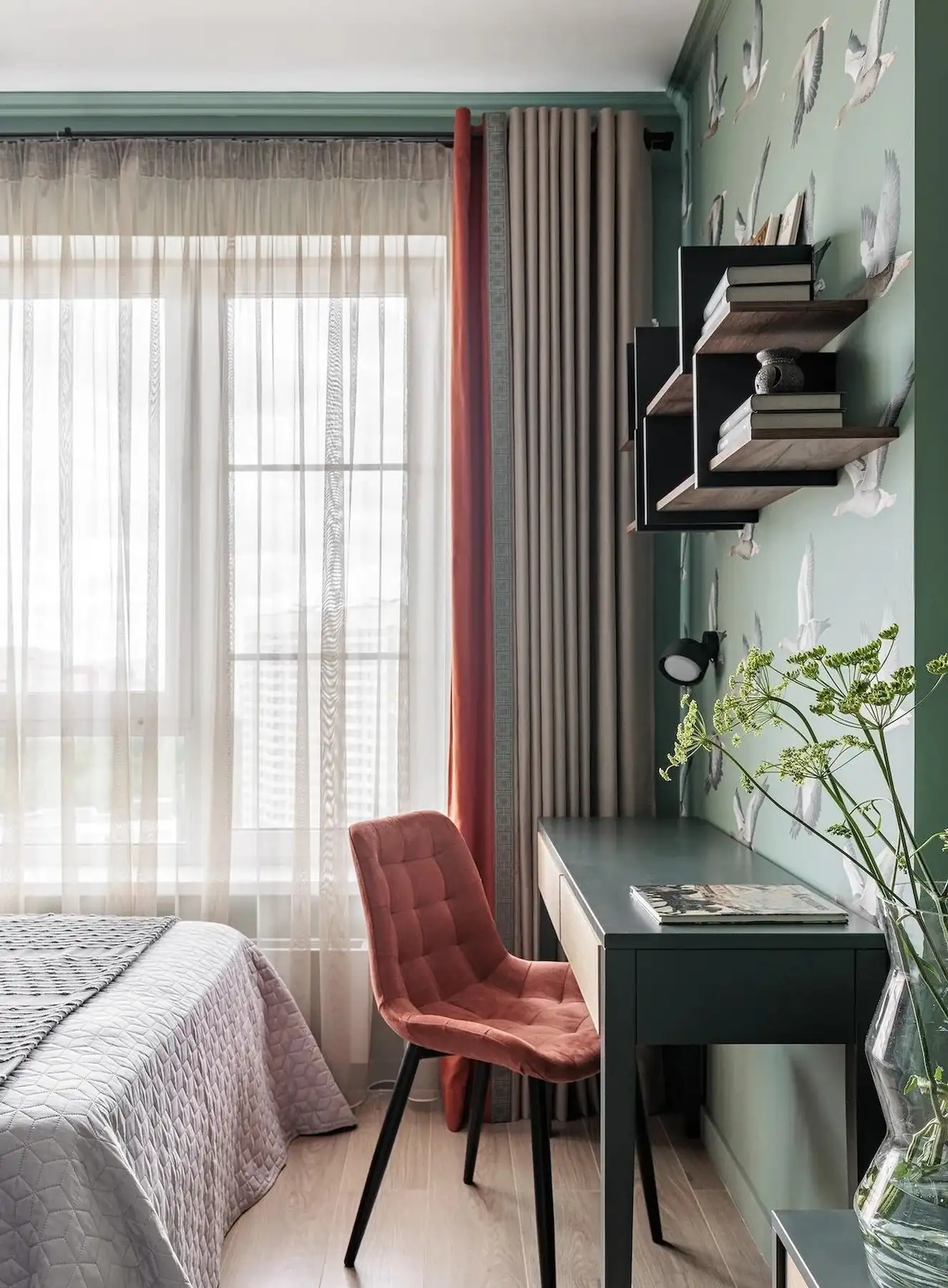 bureau et chambre papier-peint vert avec des oies décoration contemporaine studio 39m2