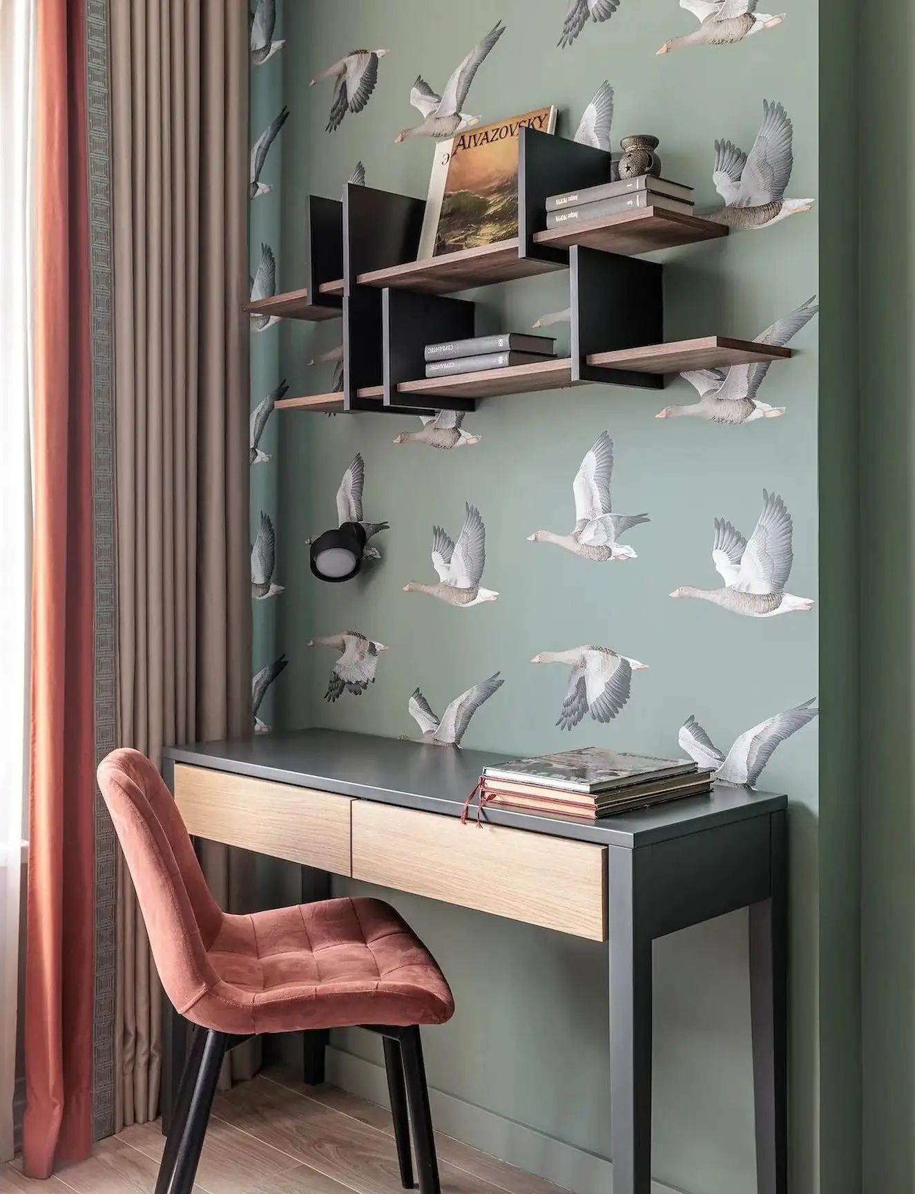 bureau papier-peint vert avec des oies décoration contemporaine studio 39m2