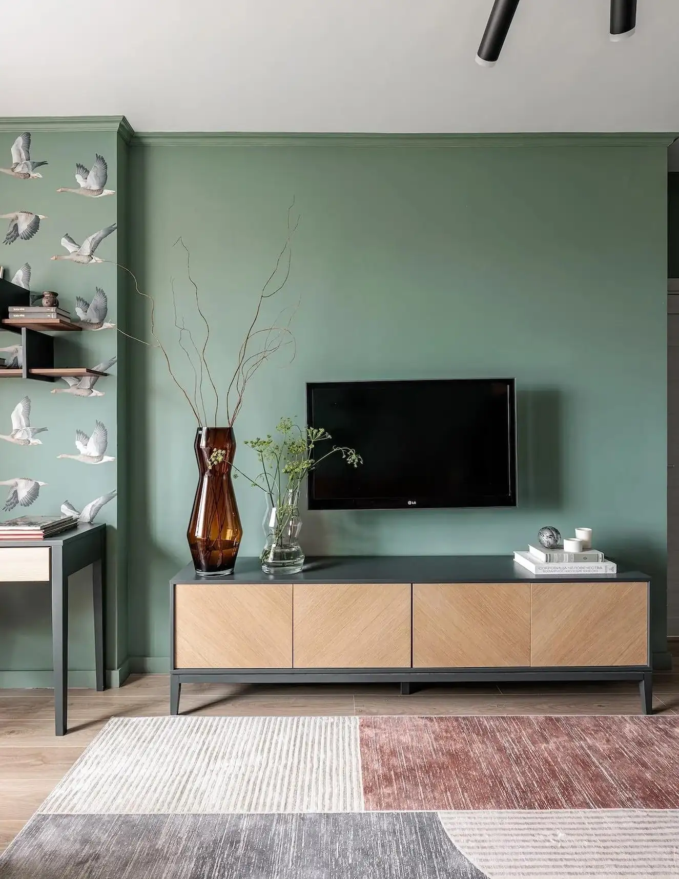 salon vert et bureau papier-peint vert avec des oies décoration contemporaine studio 39m2