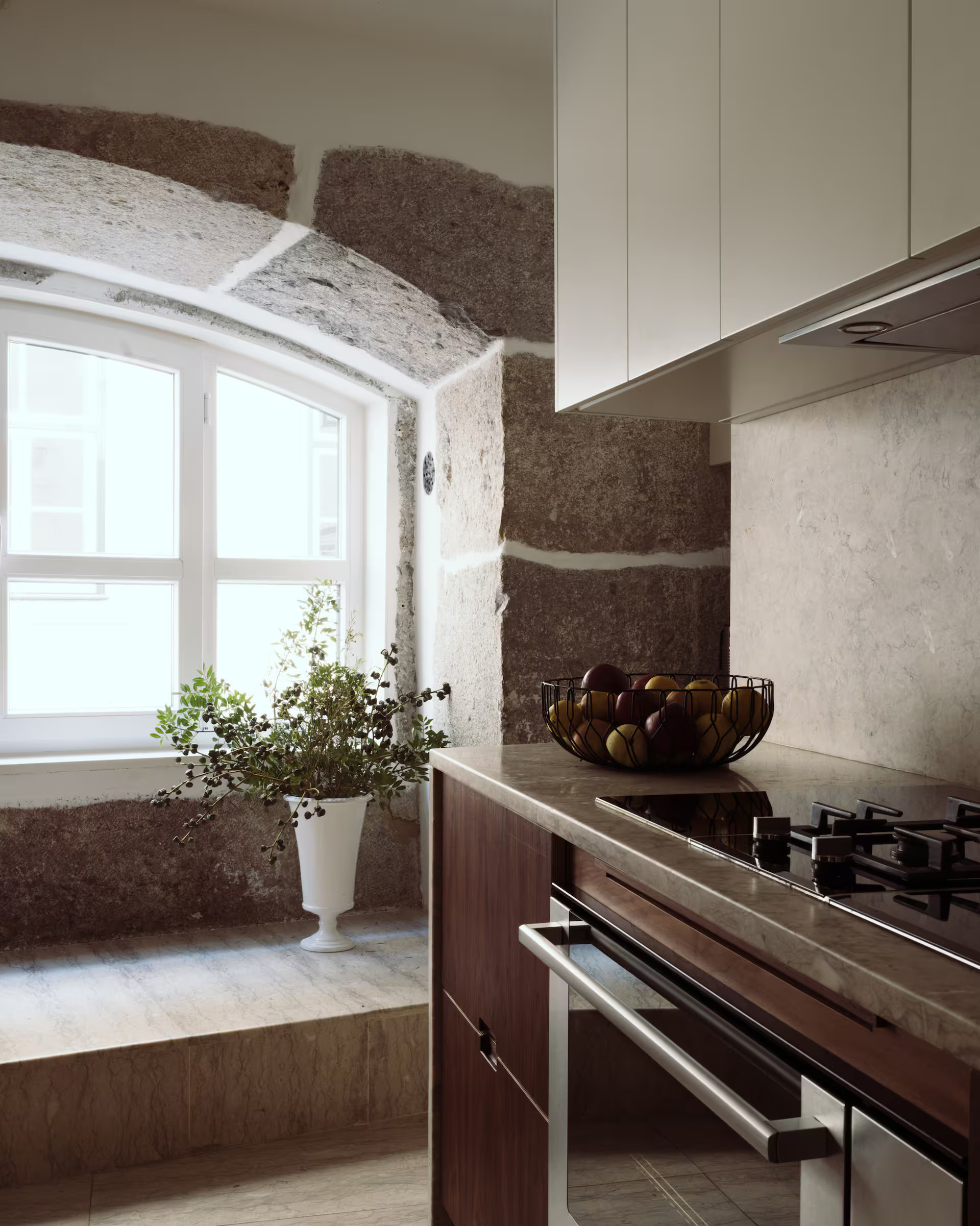 cuisine noyer avec fenêtres cintrées en pierre appartement ancien à Lisbonne