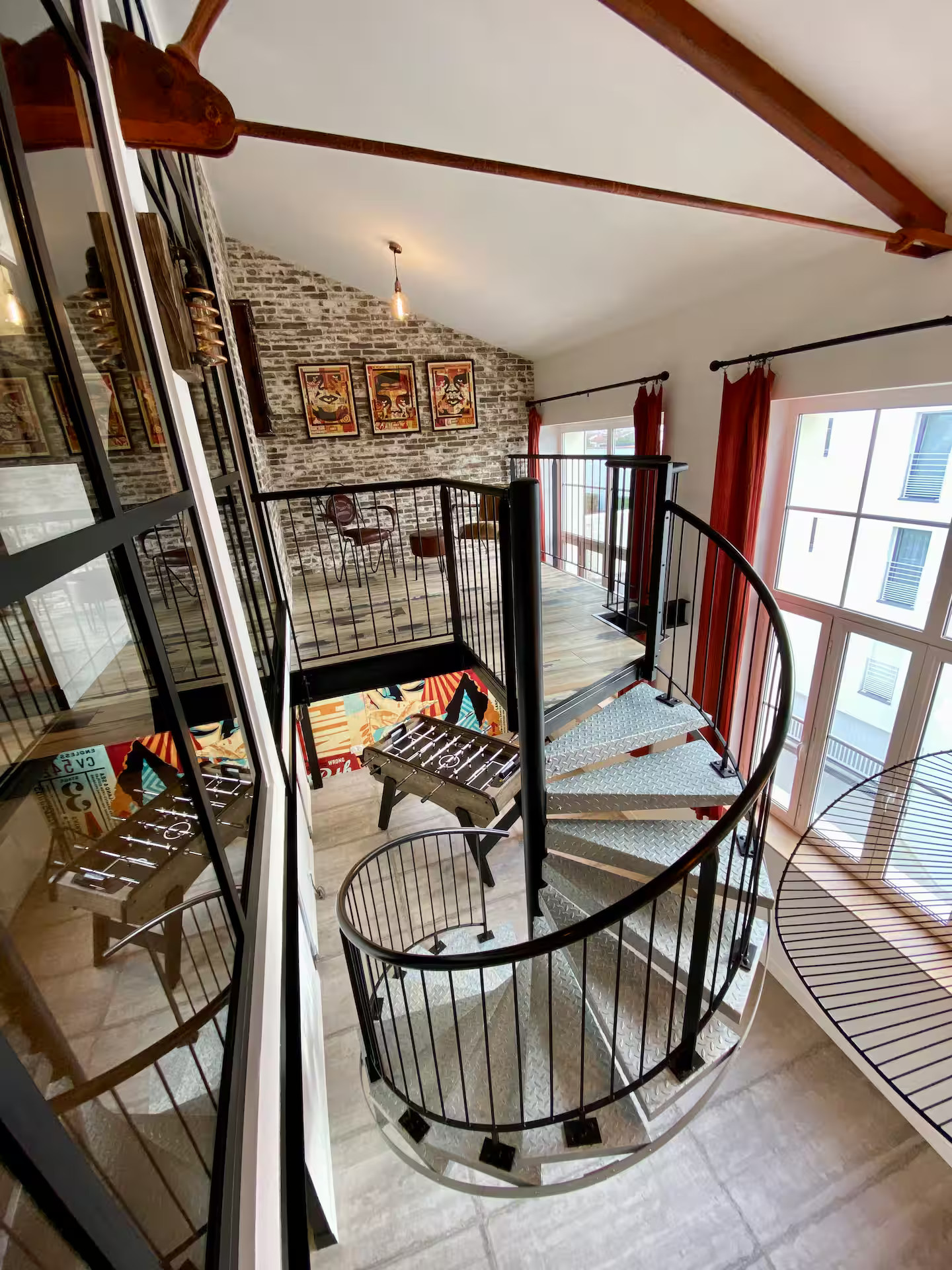 salon avec mezzanine et escalier et verrière décoration loft appartement en duplex Royan dans une ancienne école salon avec mezzanine et escalier et verrière décoration loft appartement en duplex Royan dans une ancienne école