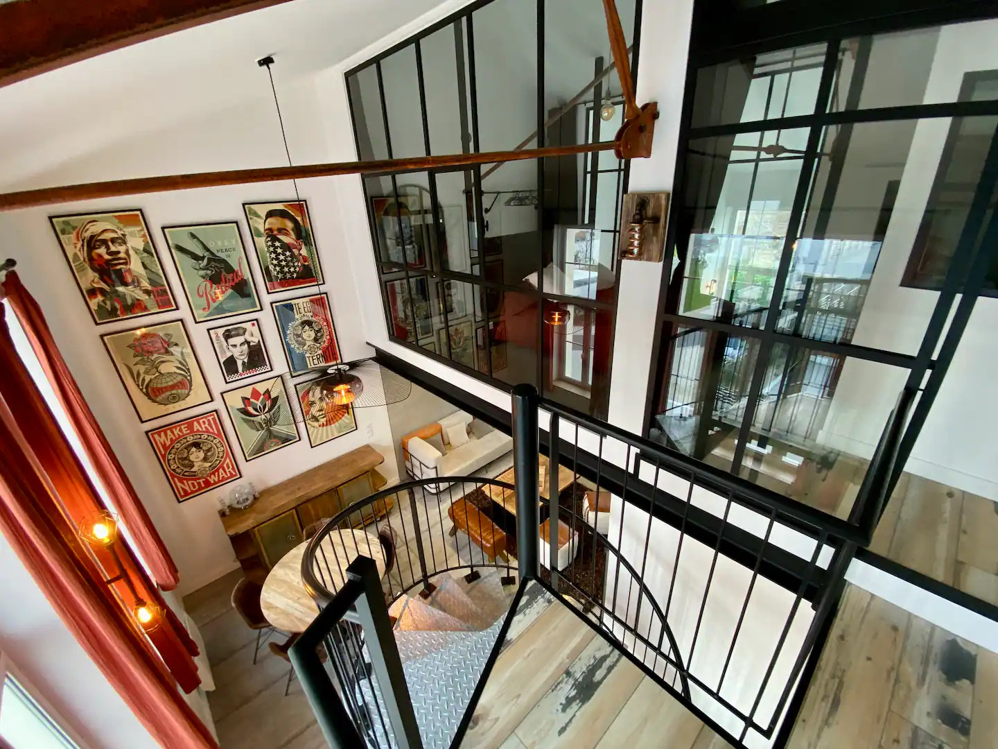 salon avec mezzanine et escalier et verrière décoration loft appartement en duplex Royan dans une ancienne école salon avec mezzanine et escalier et verrière décoration loft appartement en duplex Royan dans une ancienne école