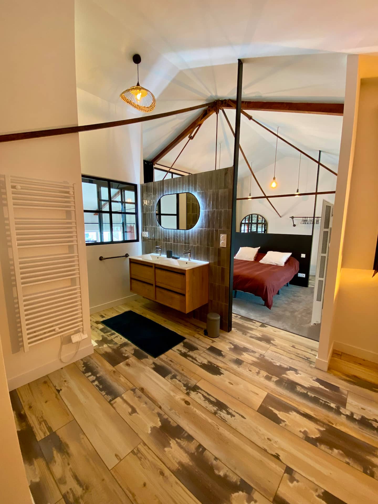 chambre sur mezzanine avec verrière et salle de bain décoration loft appartement en duplex Royan dans une ancienne école chambre sur mezzanine avec verrière et salle de bain décoration loft appartement en duplex Royan dans une ancienne école