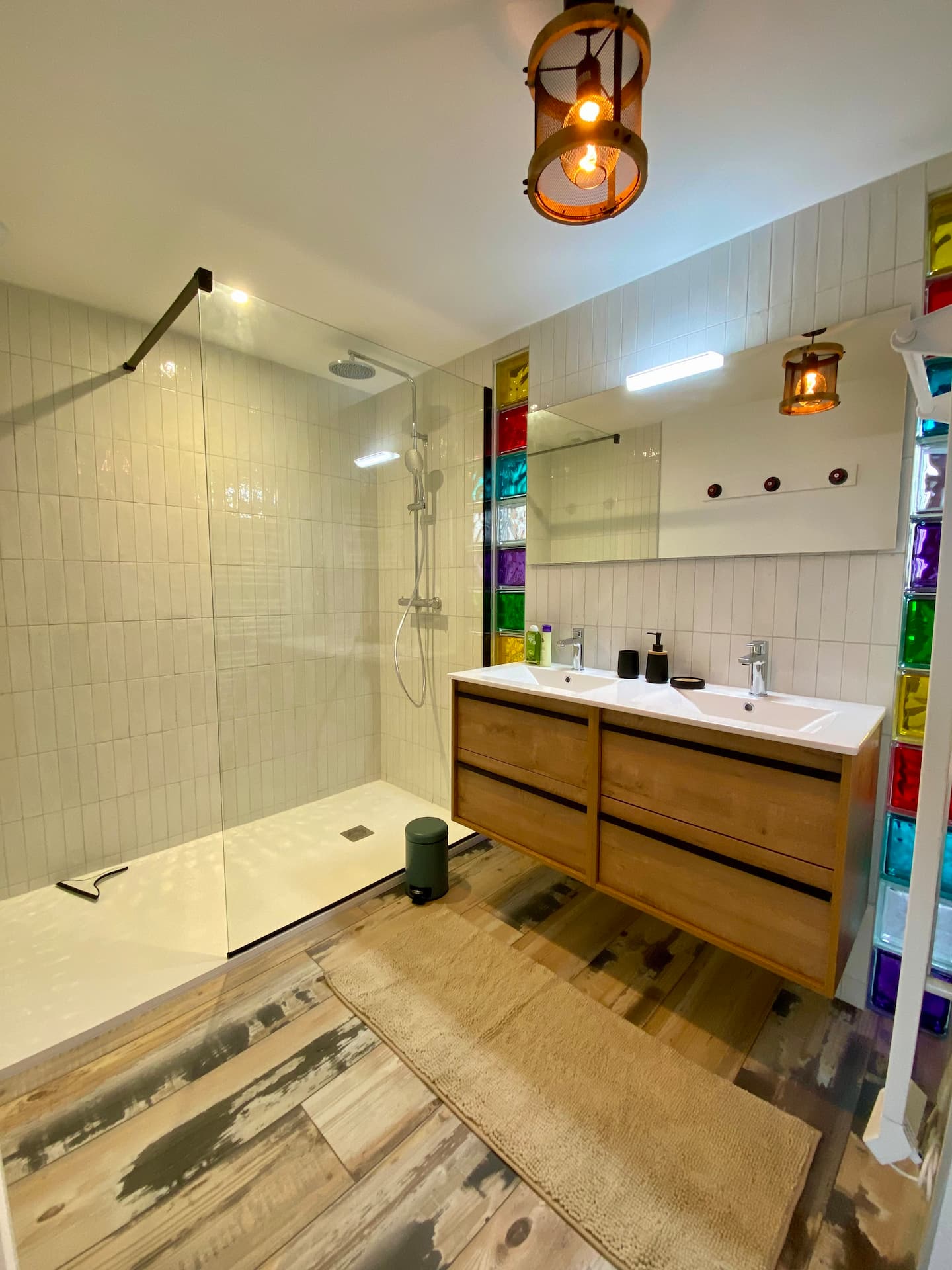 salle de bain moderne avec pavés de verre colorés salle de bain moderne avec pavés de verre colorés