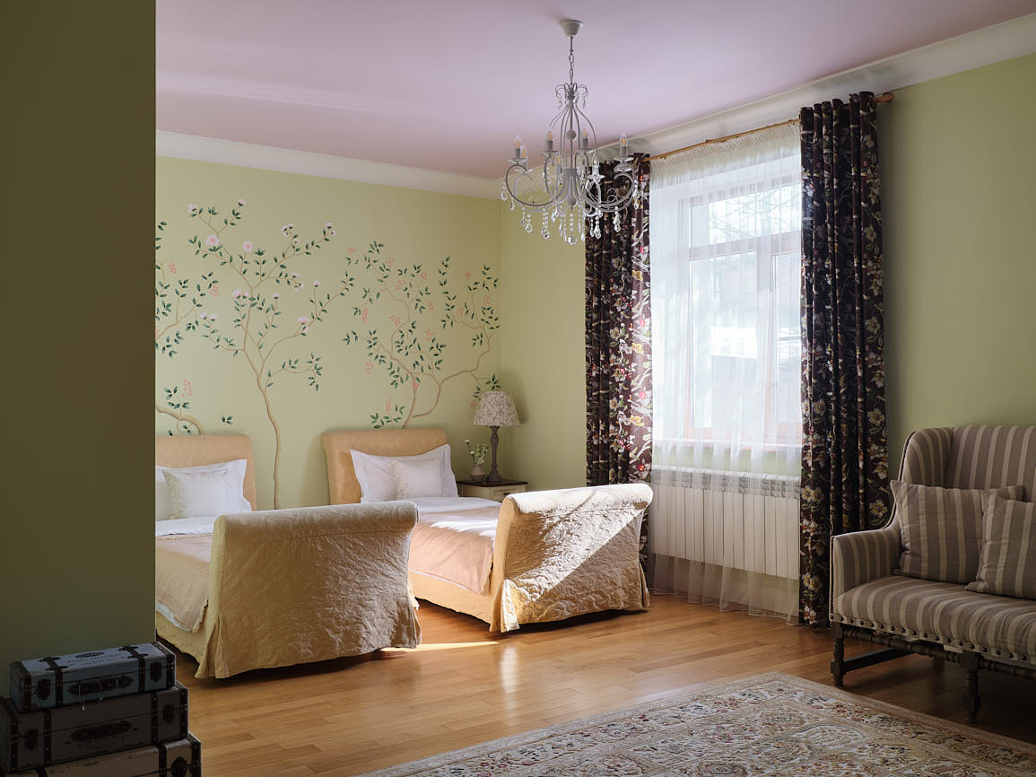 chambre enfant avec fresque et deux lits appartement vintage à Almaty décoration inspirée par la France