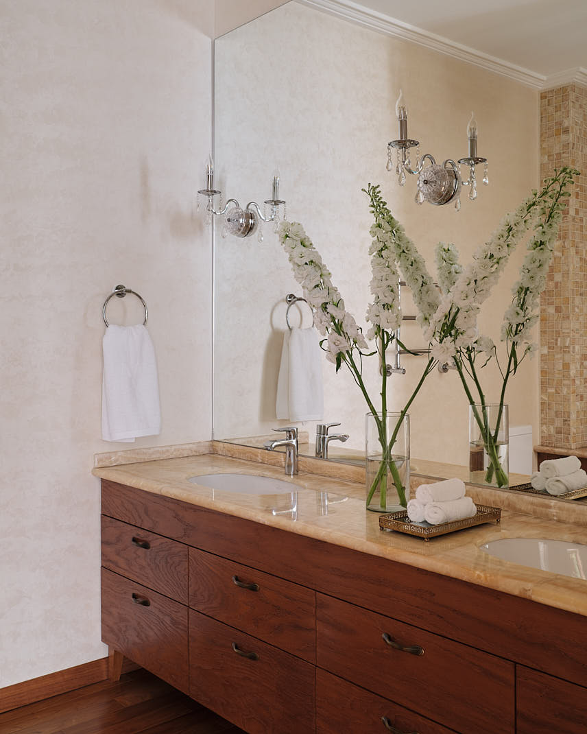 salle de bain classique chic bois et marbre