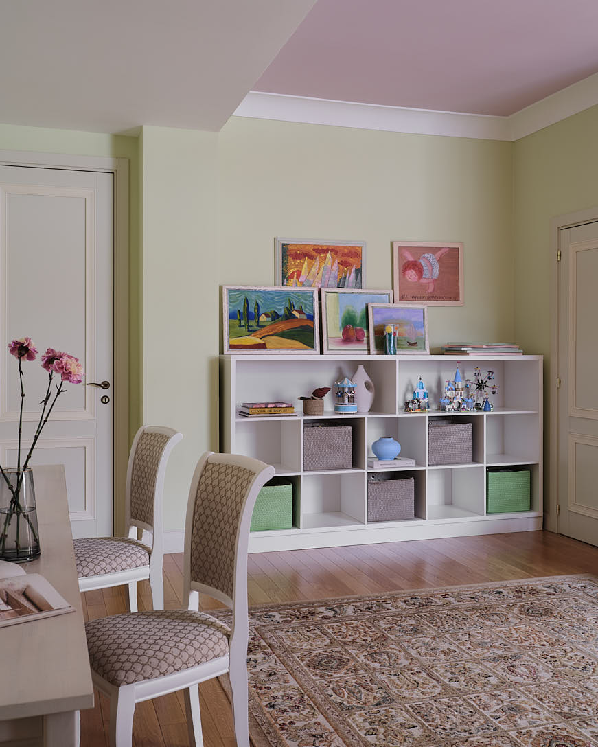 chambre enfant plafond rose appartement vintage à Almaty décoration inspirée par la France