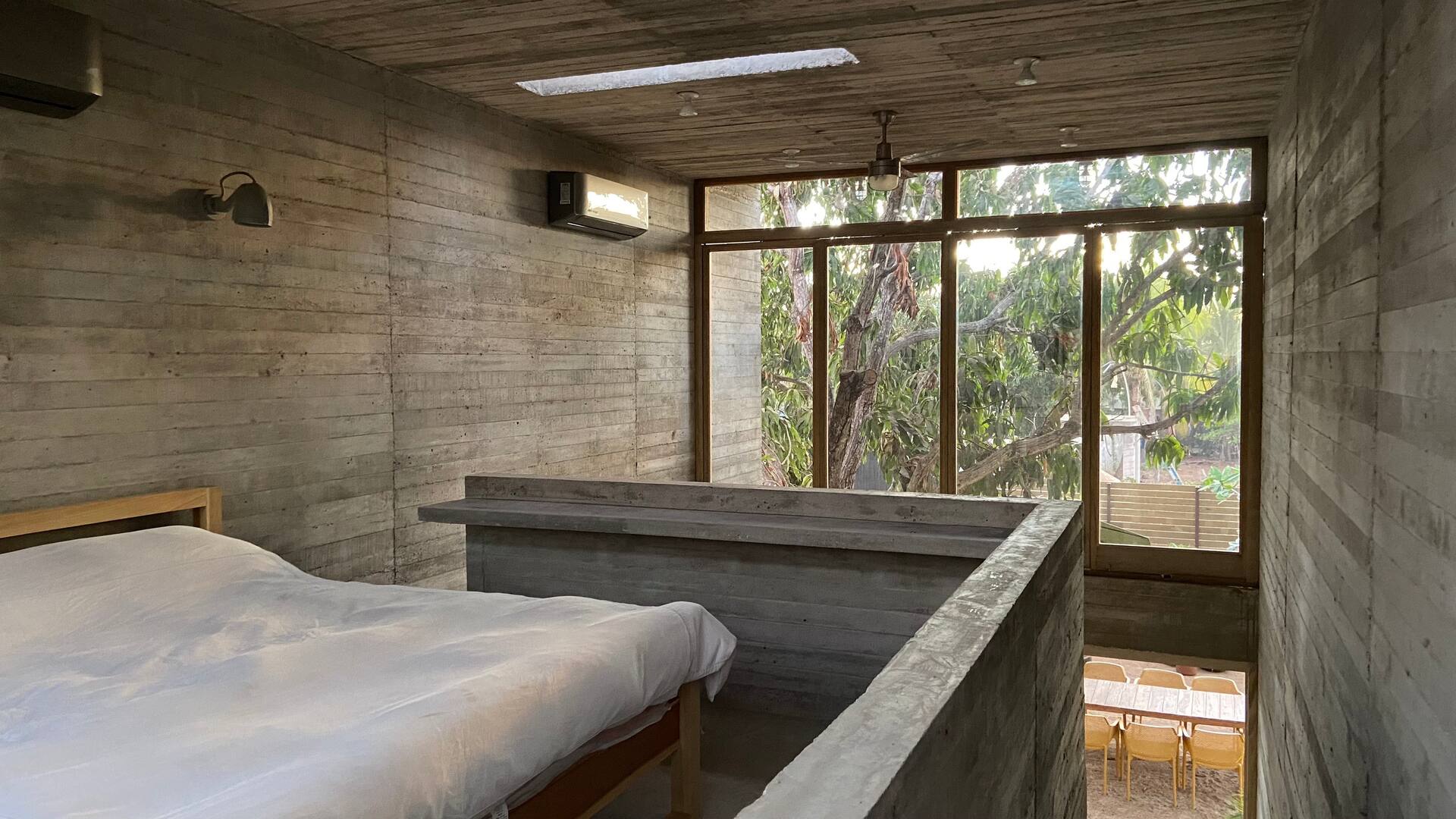 chambre sur mezzanine casa Nu maison de plage en béton au Mexique au style minimaliste chambre sur mezzanine casa Nu maison de plage en béton au Mexique au style minimaliste