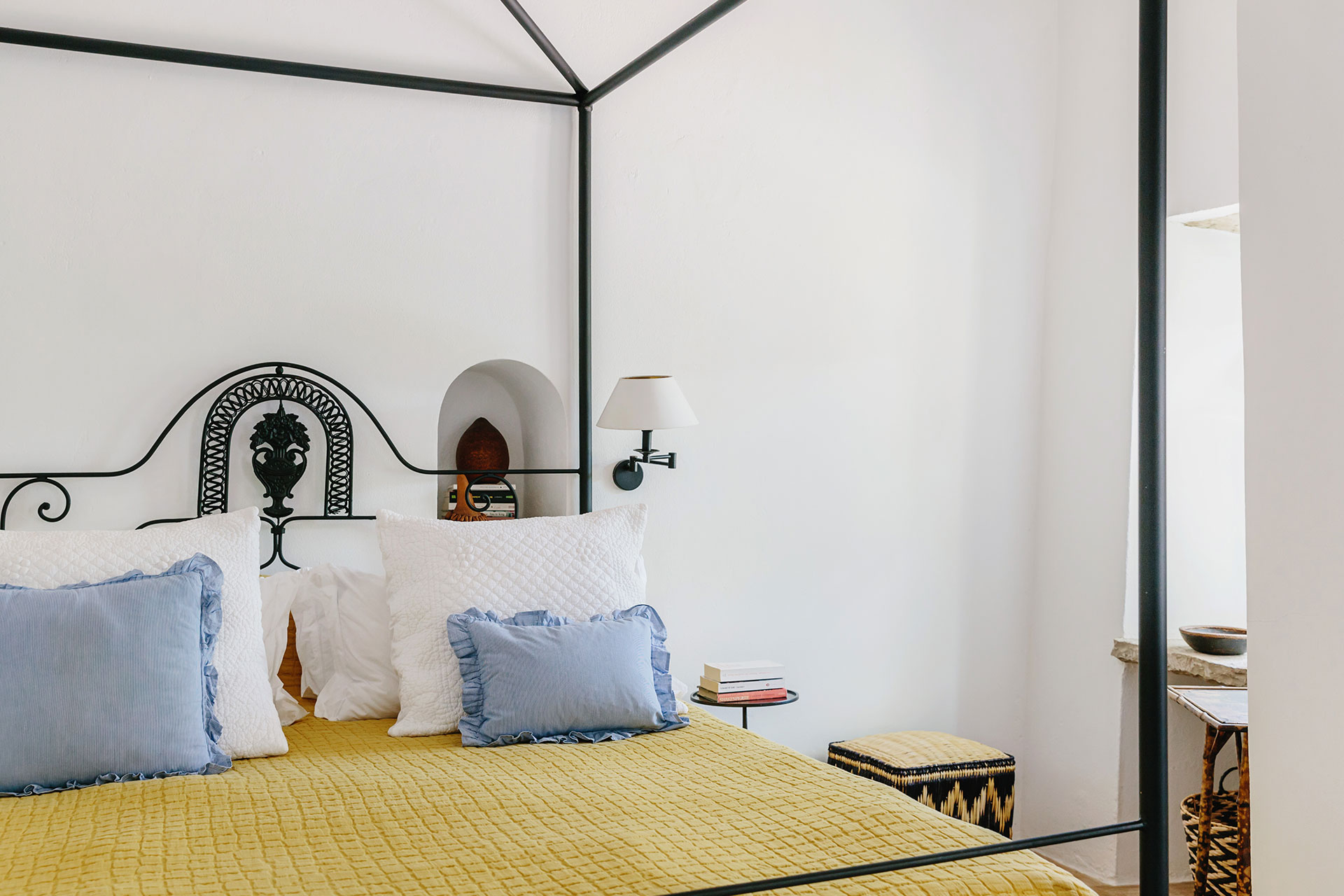 canopy bed in bedroom Monte da Palmeira