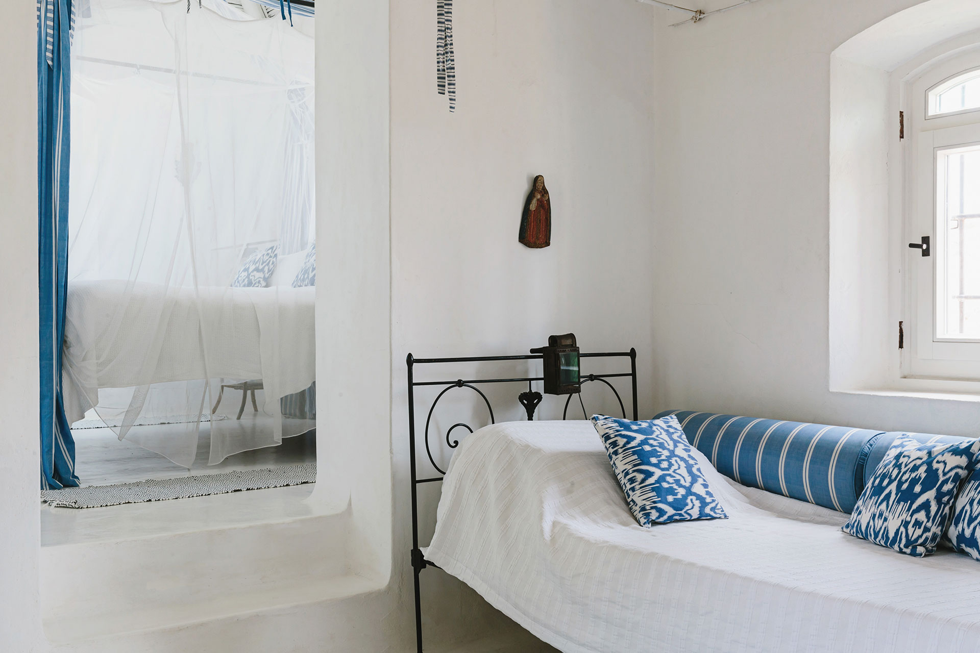 bathroom and bedroom white and blue Monte da Palmeira
