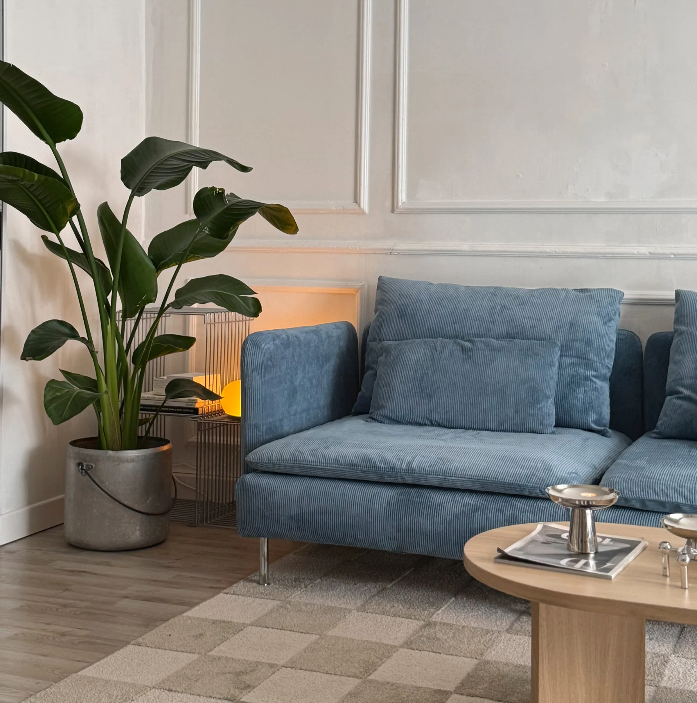 salon avec moulures décoration contemporaine 