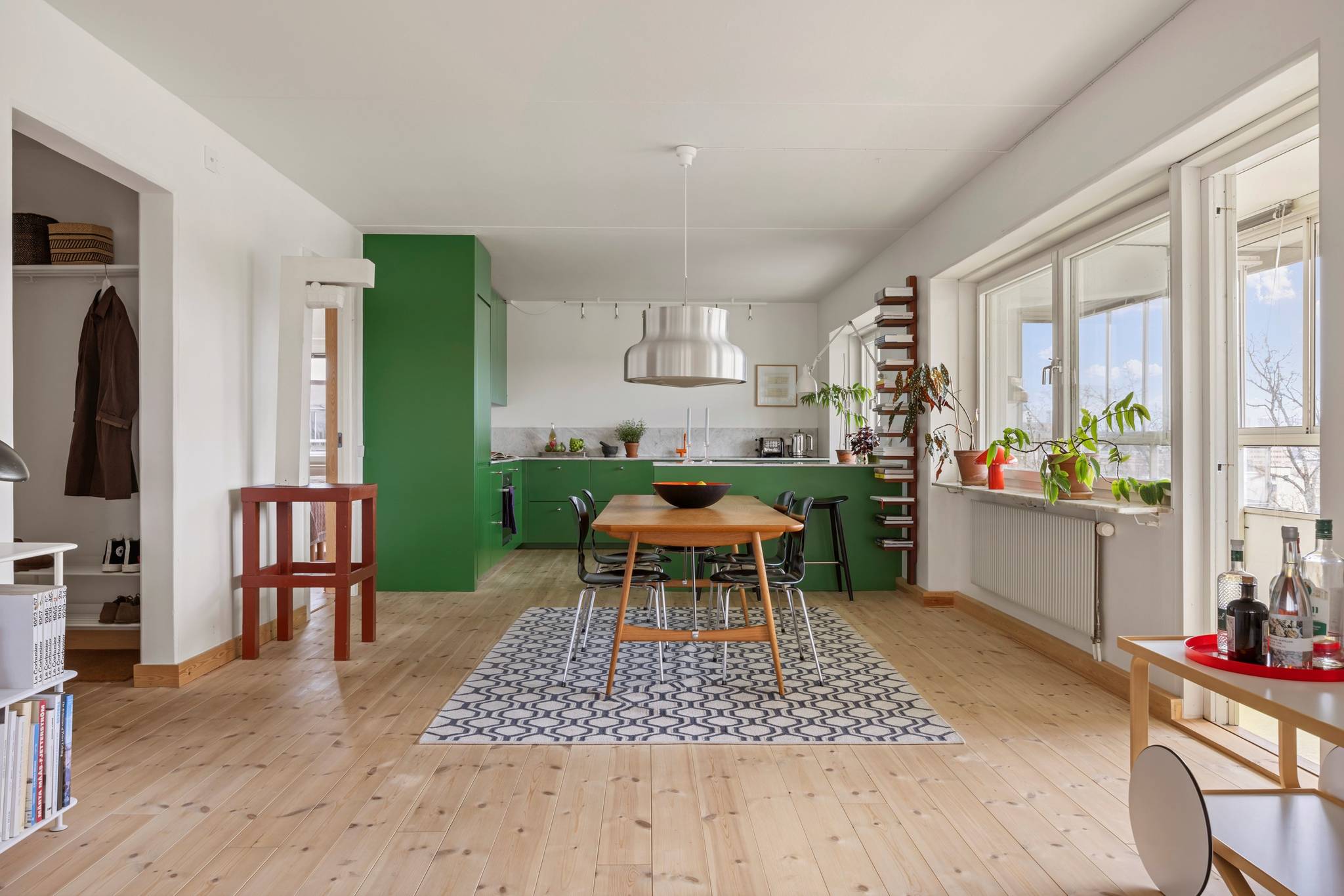 Un appartement au style sixties avec une cuisine verte et des couleurs joyeuses