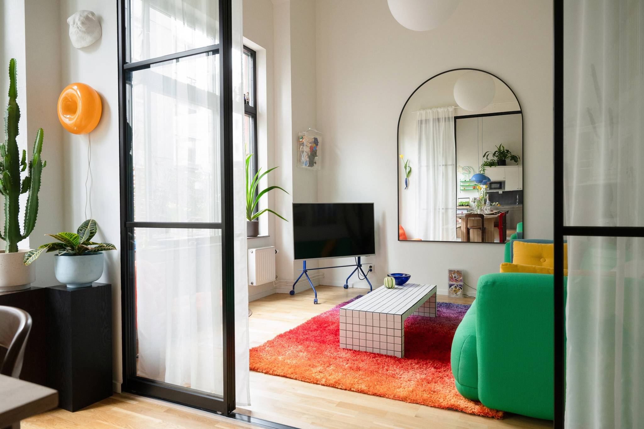 salon avec verrière appartement en duplex décoration design colorée salon avec verrière appartement en duplex décoration design colorée