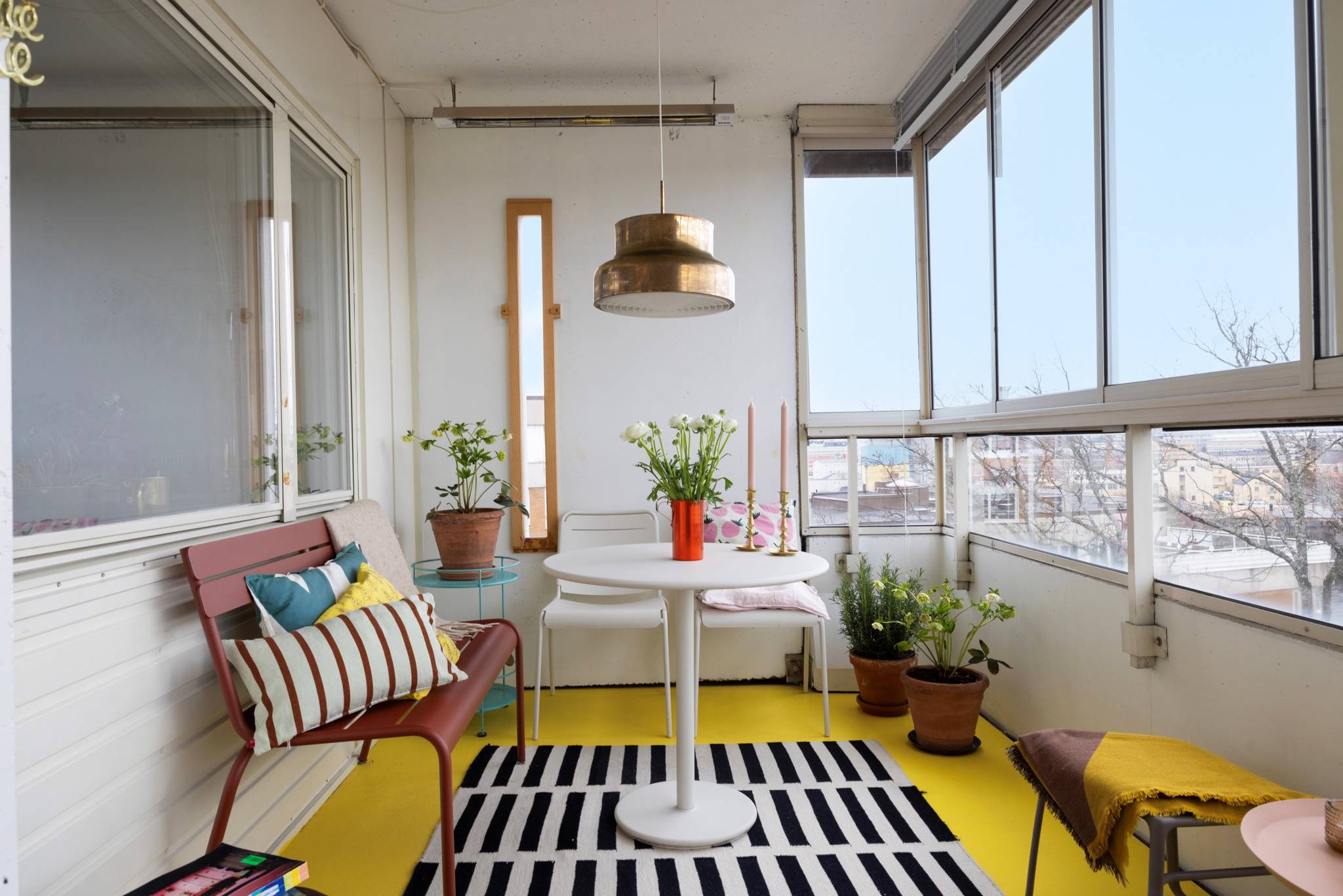 salon dans balcon vitré sol jaune appartement au style sixties décoration colorée salon dans balcon vitré sol jaune appartement au style sixties décoration colorée