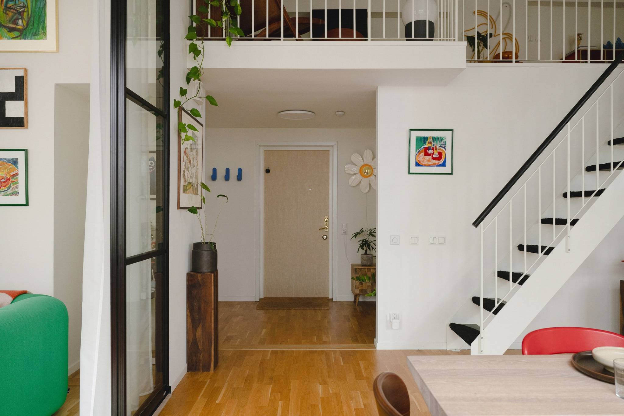 salon avec verrière appartement en duplex décoration design colorée salon avec verrière appartement en duplex décoration design colorée