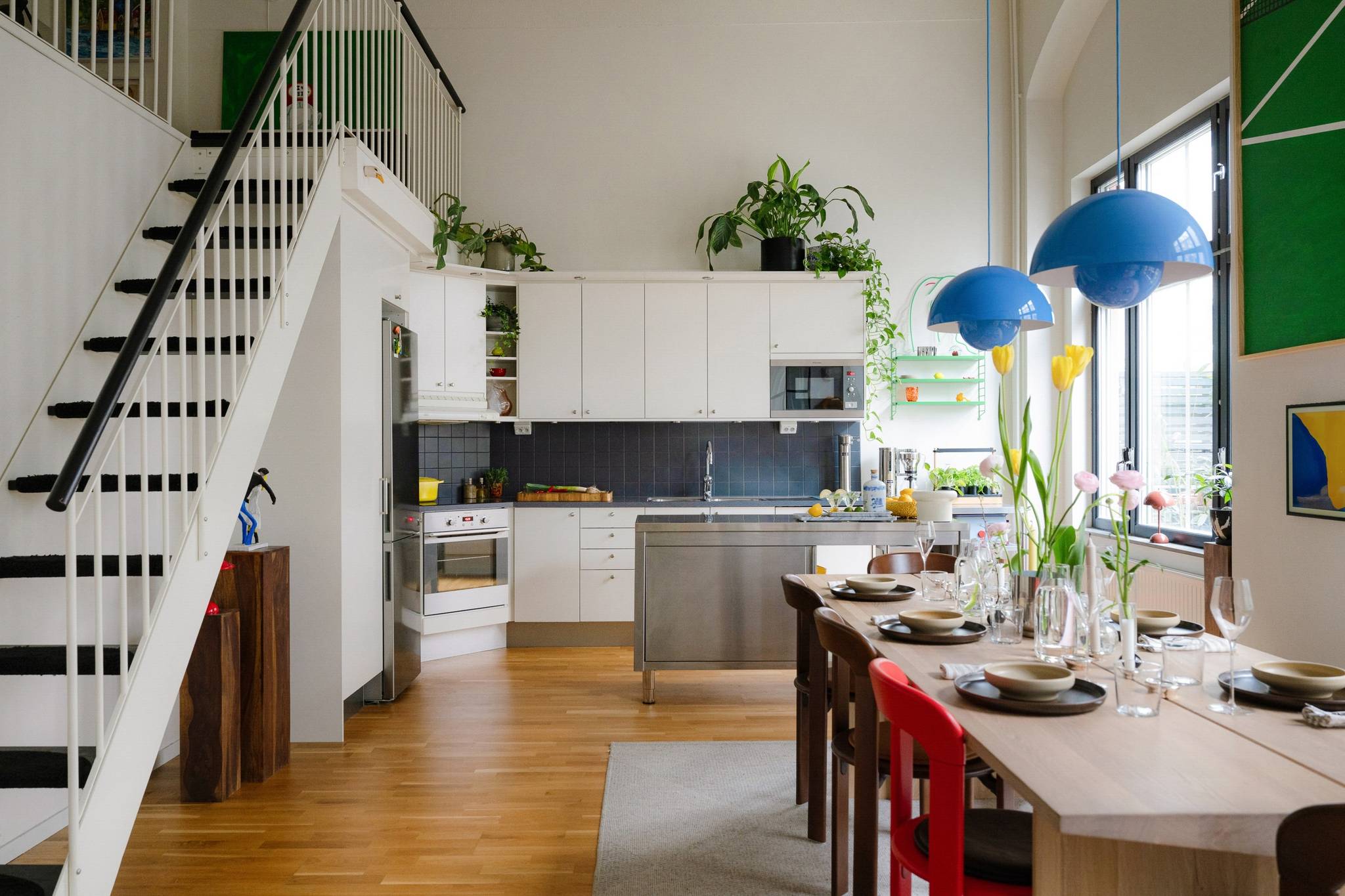 cuisine ouverte et salle à manger appartement en duplex décoration design colorée cuisine ouverte et salle à manger appartement en duplex décoration design colorée