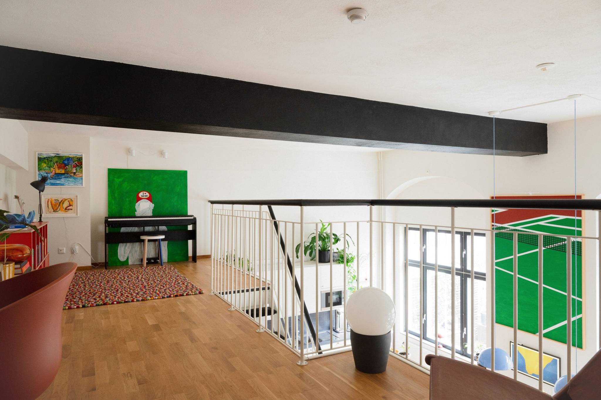 mezzanine sur salon appartement en duplex décoration design colorée mezzanine sur salon appartement en duplex décoration design colorée