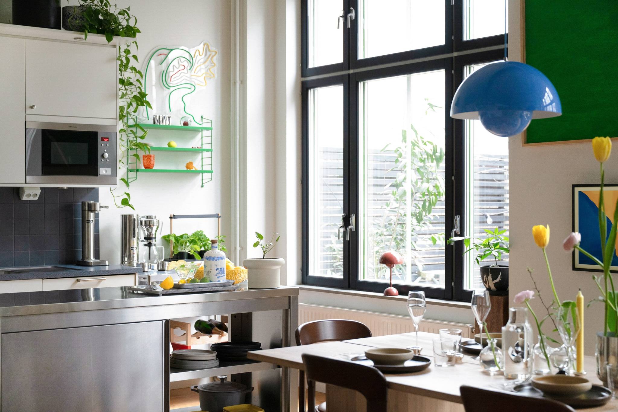 cuisine ouverte et salle à manger appartement en duplex décoration design colorée cuisine ouverte et salle à manger appartement en duplex décoration design colorée