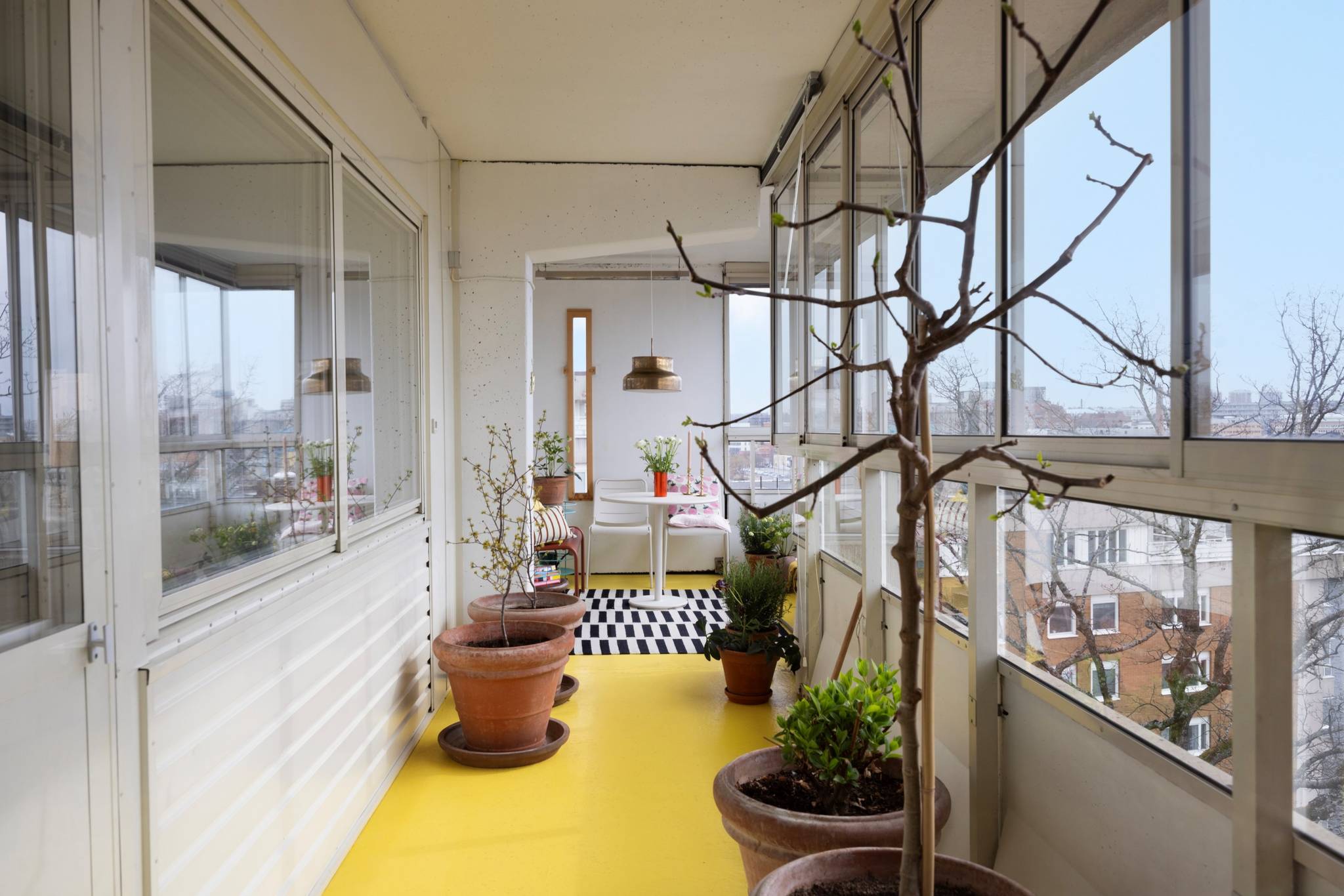 salon dans balcon vitré sol jaune appartement au style sixties décoration colorée salon dans balcon vitré sol jaune appartement au style sixties décoration colorée