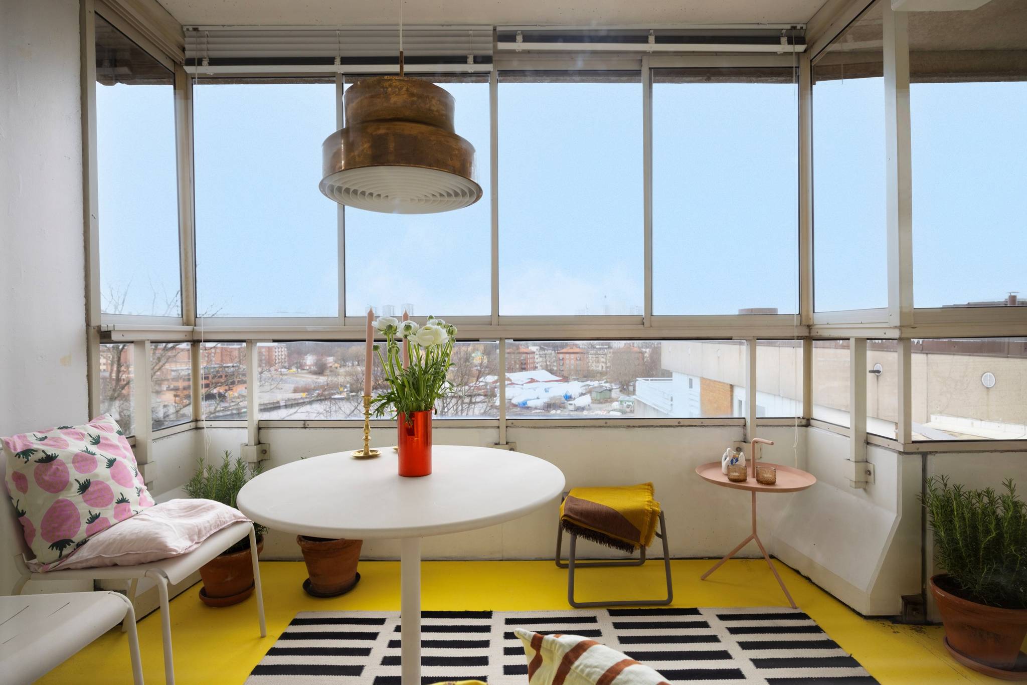 salon dans balcon vitré sol jaune appartement au style sixties décoration colorée salon dans balcon vitré sol jaune appartement au style sixties décoration colorée