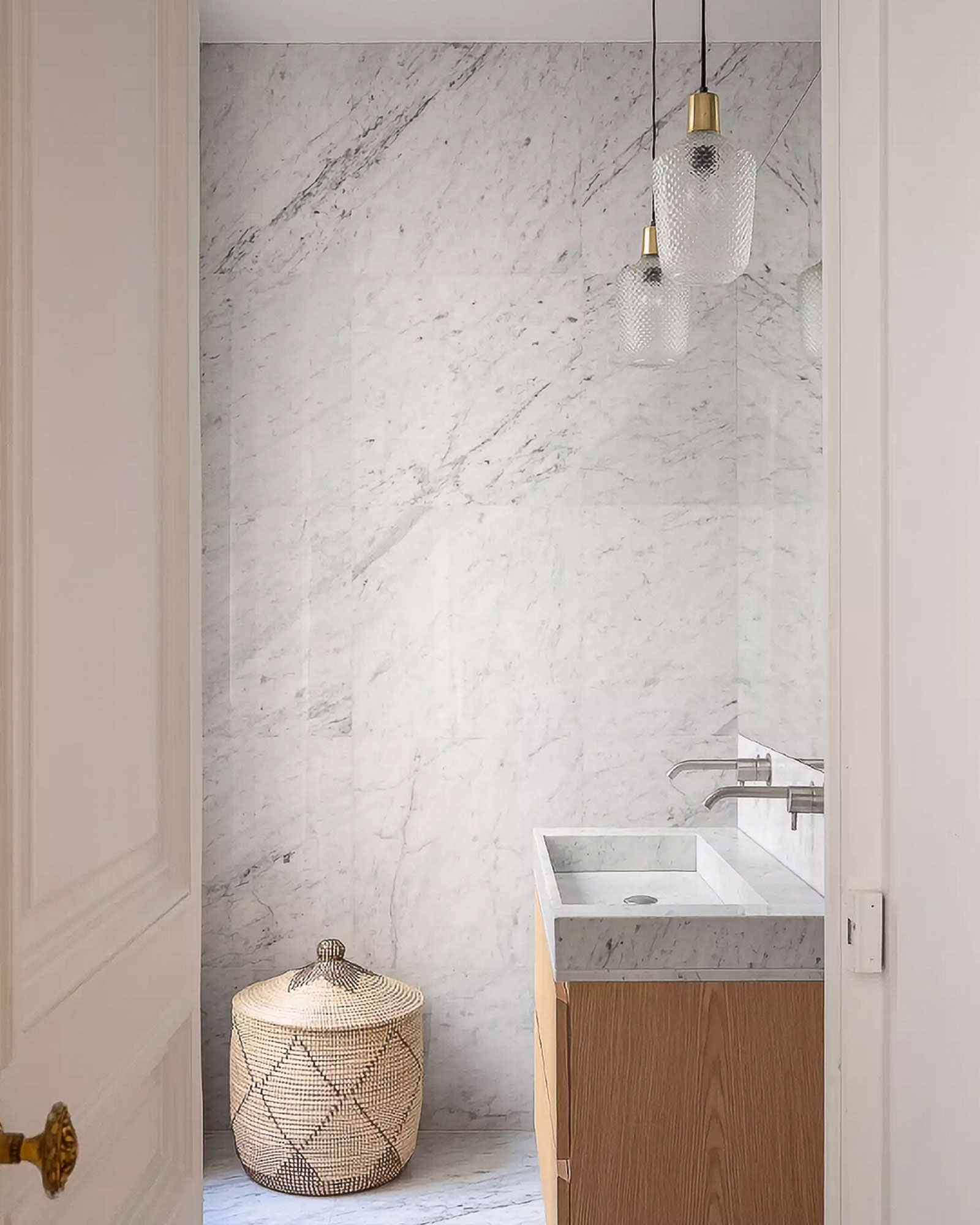 salle de bain design bois et marbre appartement haussmannien avec une grande terrasse
