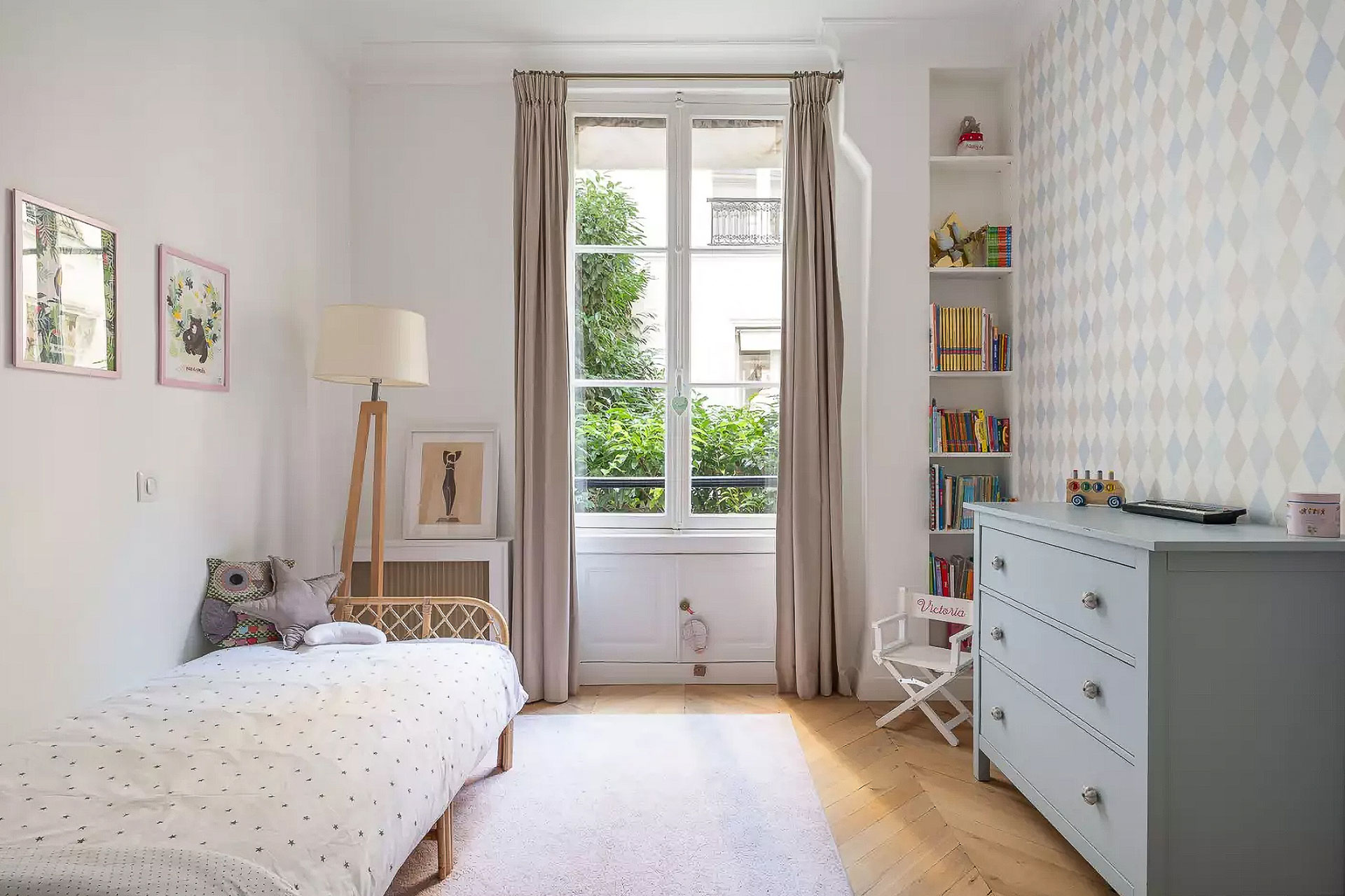 chambre décoration contemporaine appartement haussmannien avec une grande terrasse