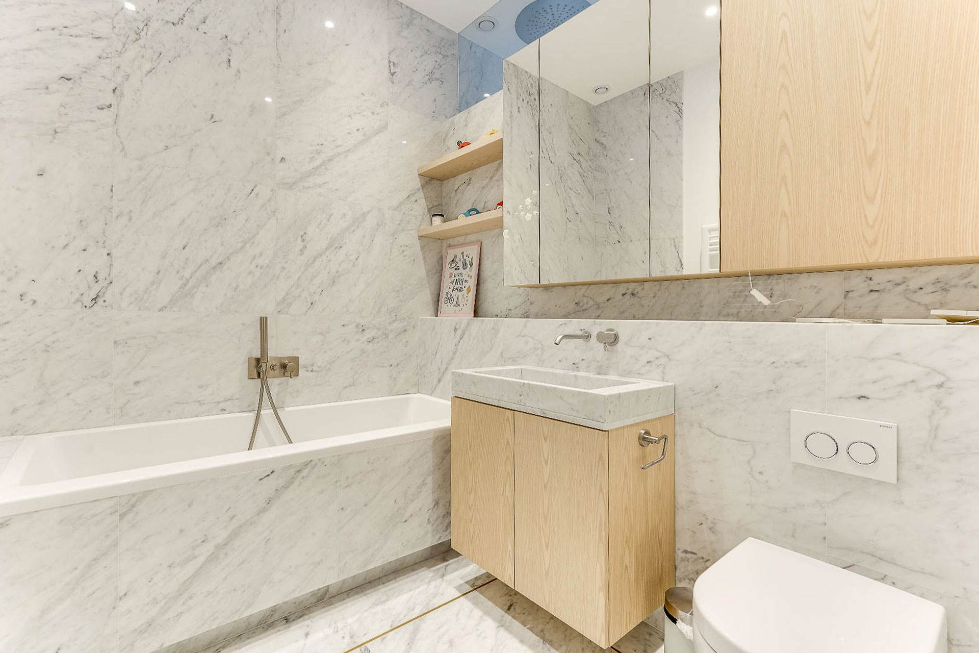 salle de bain design bois et marbre appartement haussmannien avec une grande terrasse