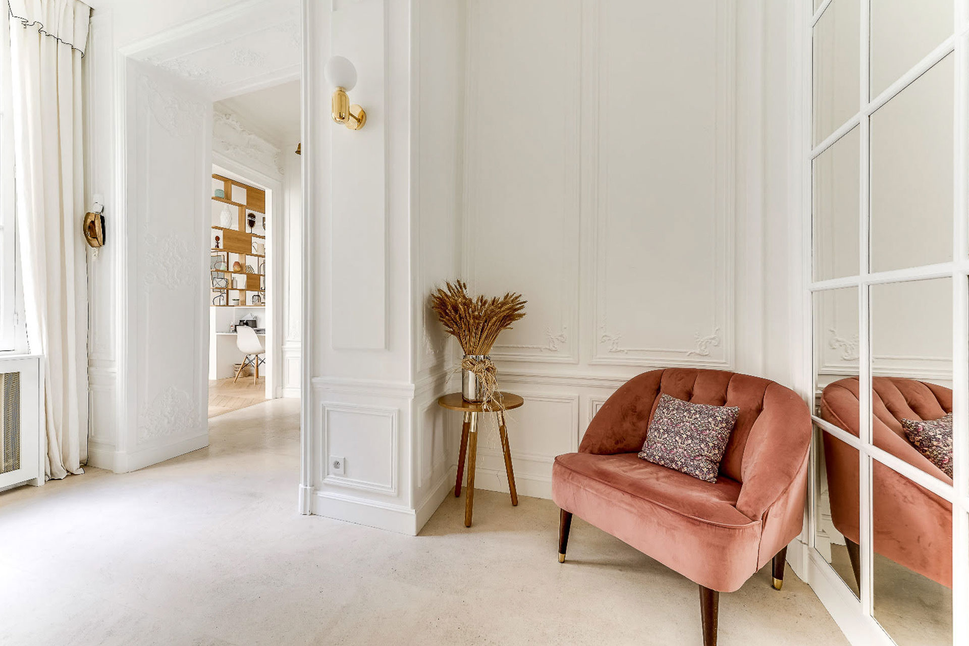 entrée appartement haussmannien avec une grande terrasse