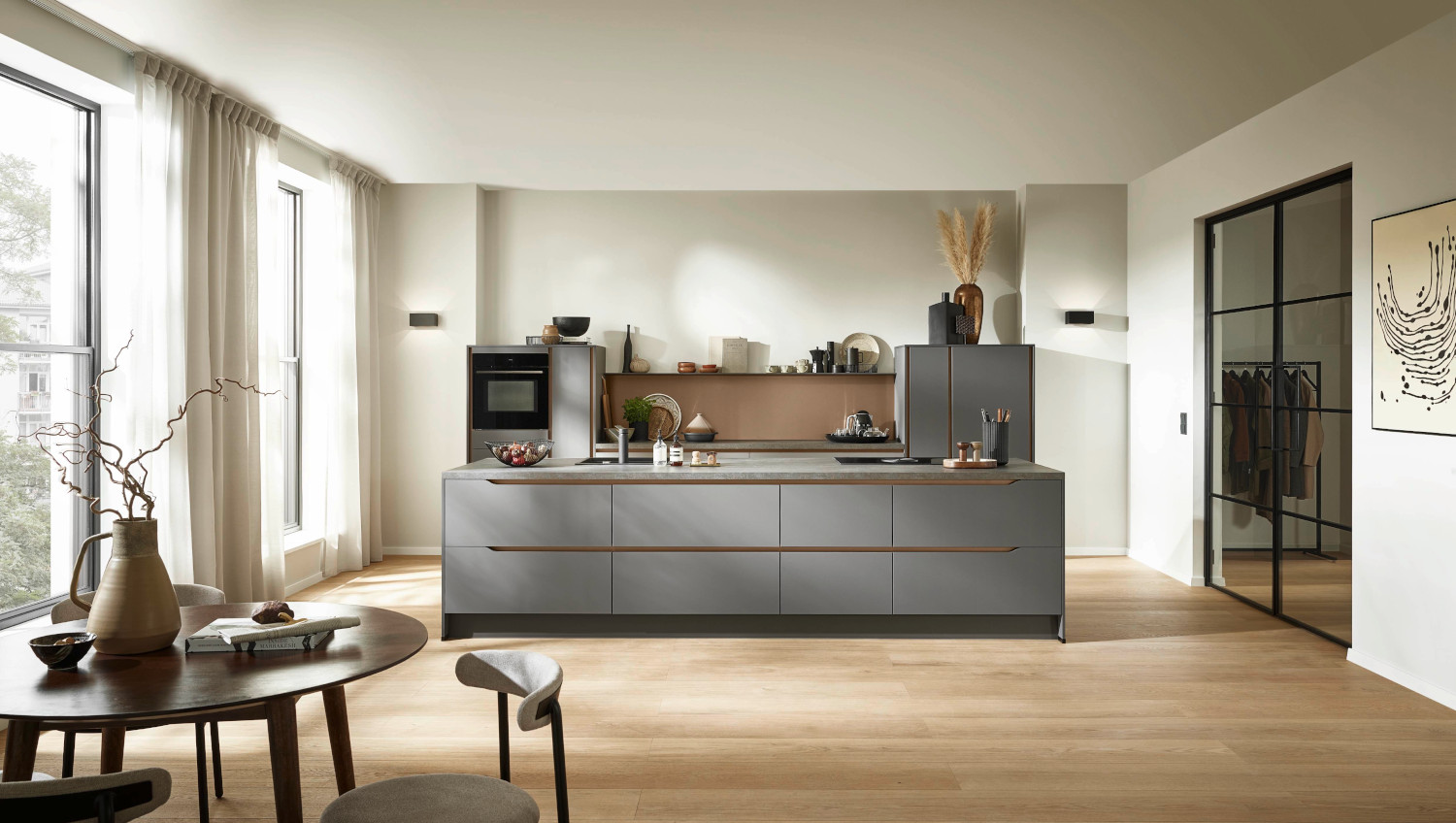 cuisine grise avec îlot et salle à manger