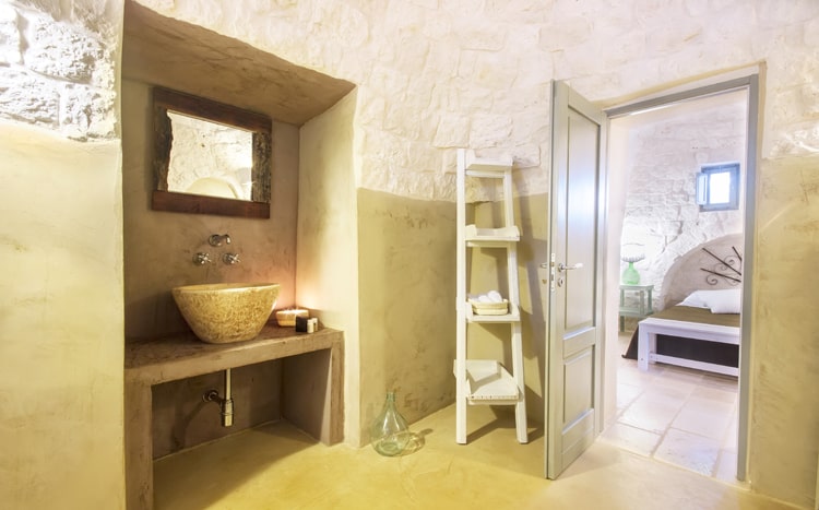 bathroom and bedroom with archs and stone walls Villa Coki Italy