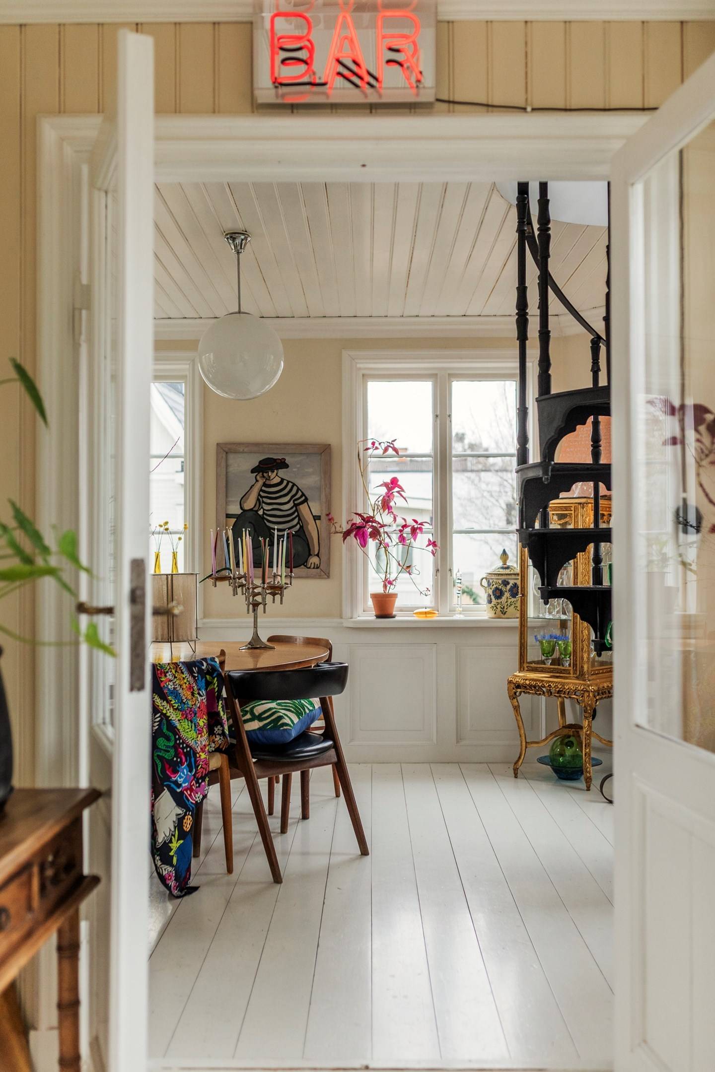 salle à manger avec escalier en fonte colimaçon décoration scandinave salle à manger avec escalier en fonte colimaçon décoration scandinave