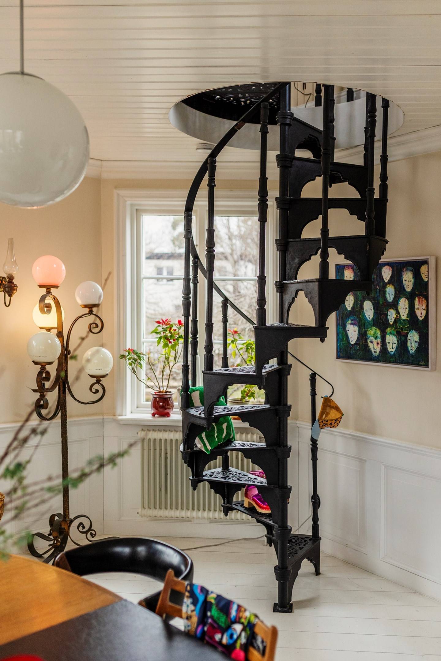 salle à manger avec escalier en fonte colimaçon décoration scandinave salle à manger avec escalier en fonte colimaçon décoration scandinave