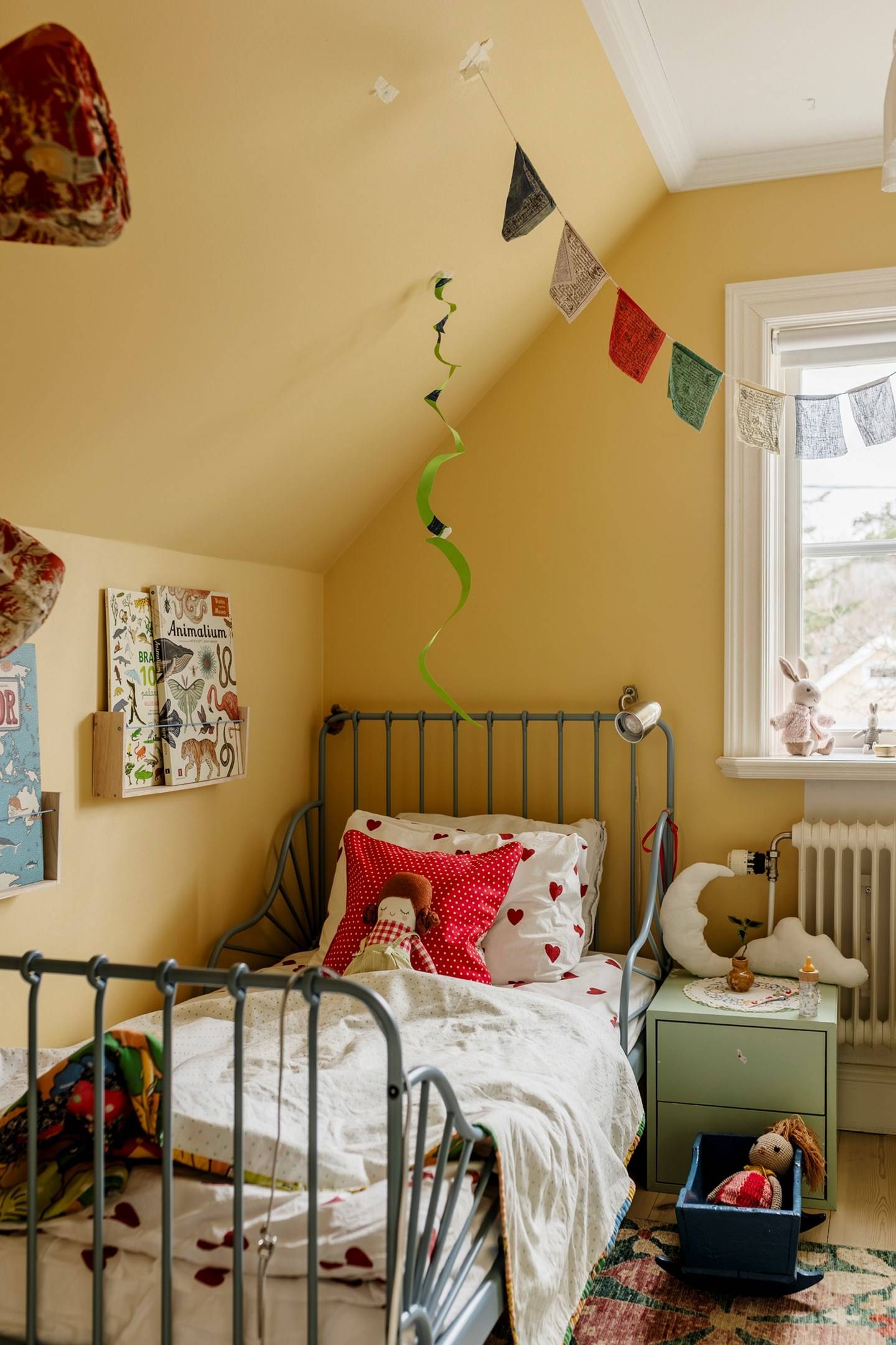 chambre enfant mansardée jaune style scandinave chambre enfant mansardée jaune style scandinave